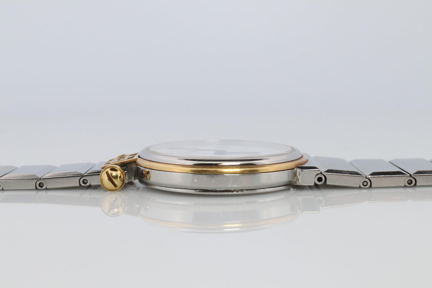 Van Cleef and Arpels 43106 LL5 watch. La Collection SS Round 24mm Watch