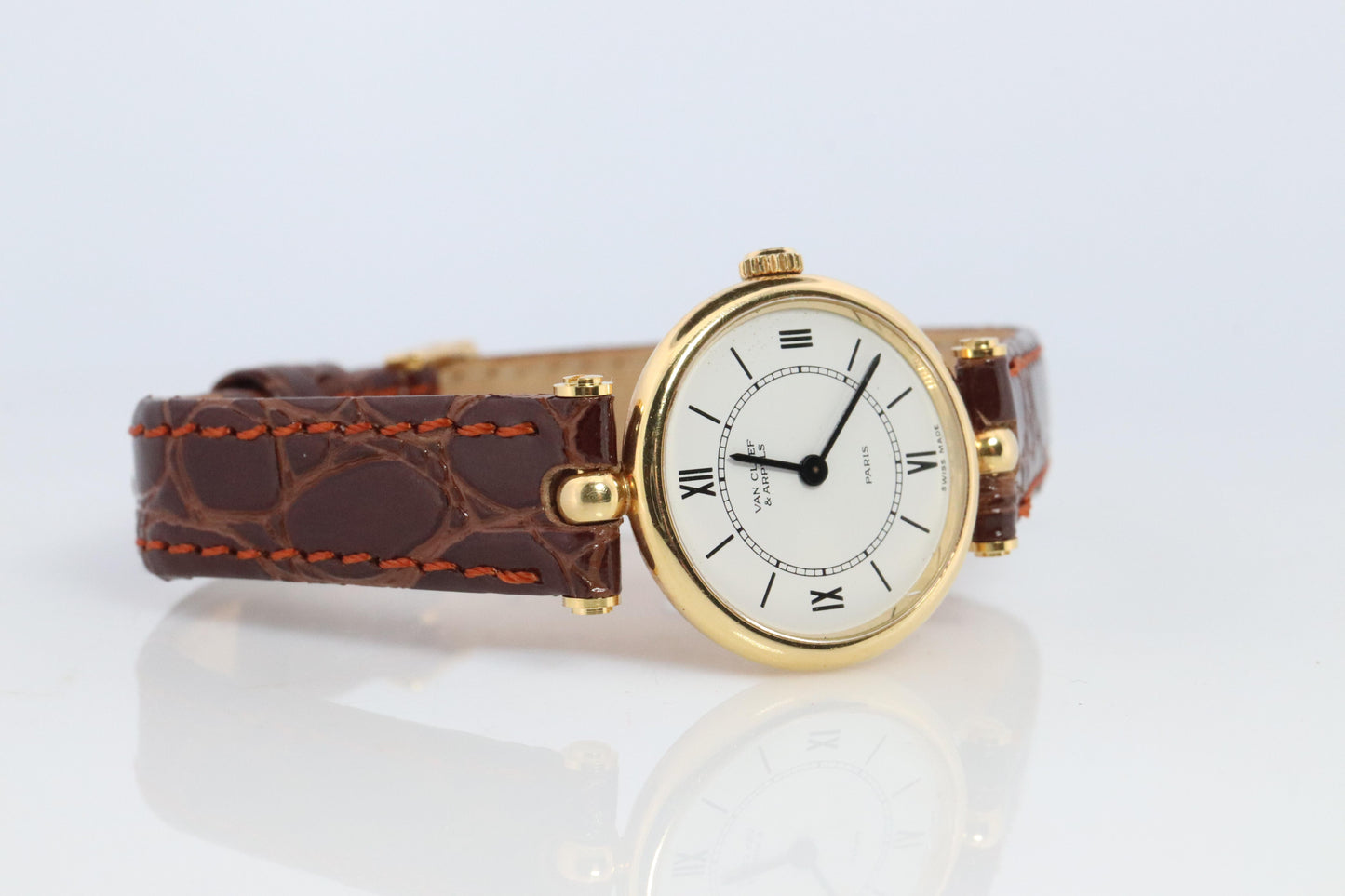 Van Cleef and Arpels 18901 watch. 18k Gold VCA La Classique Ladies Watch.