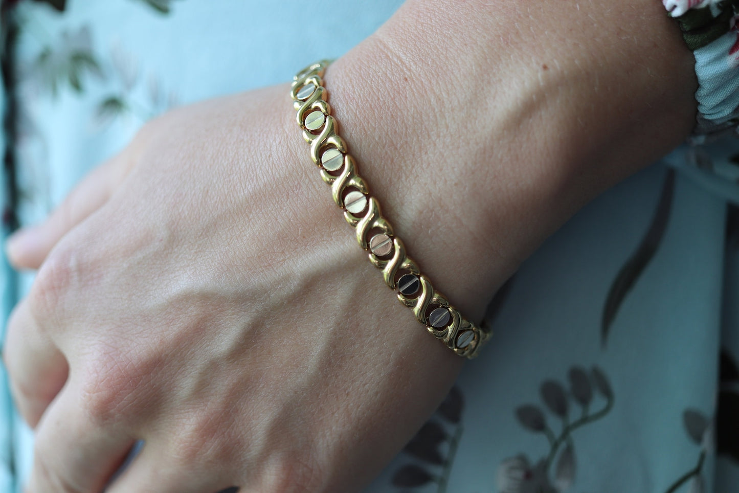 Schraubenkopf-Gliederarmband aus 14-karätigem Gold. XO XO Fancy Kettengliederarmband aus 14-karätigem Gelbgold. Mehrfarbiges Love Kiss Armband. st(380)