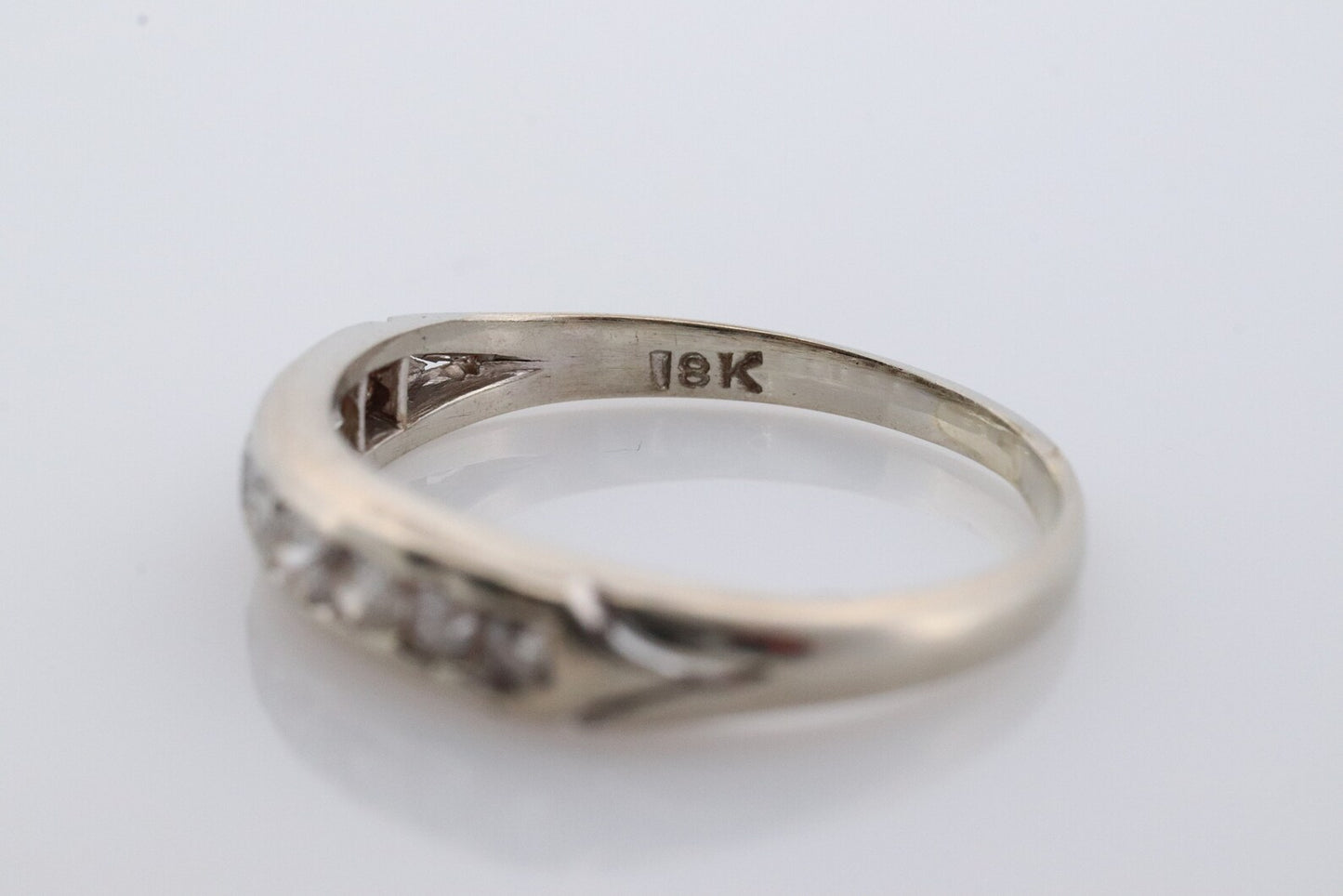 Kanalband aus 18 Karat antikem Diamant. Art-Déco-Diamantband aus den 1920er Jahren. M(132/25)