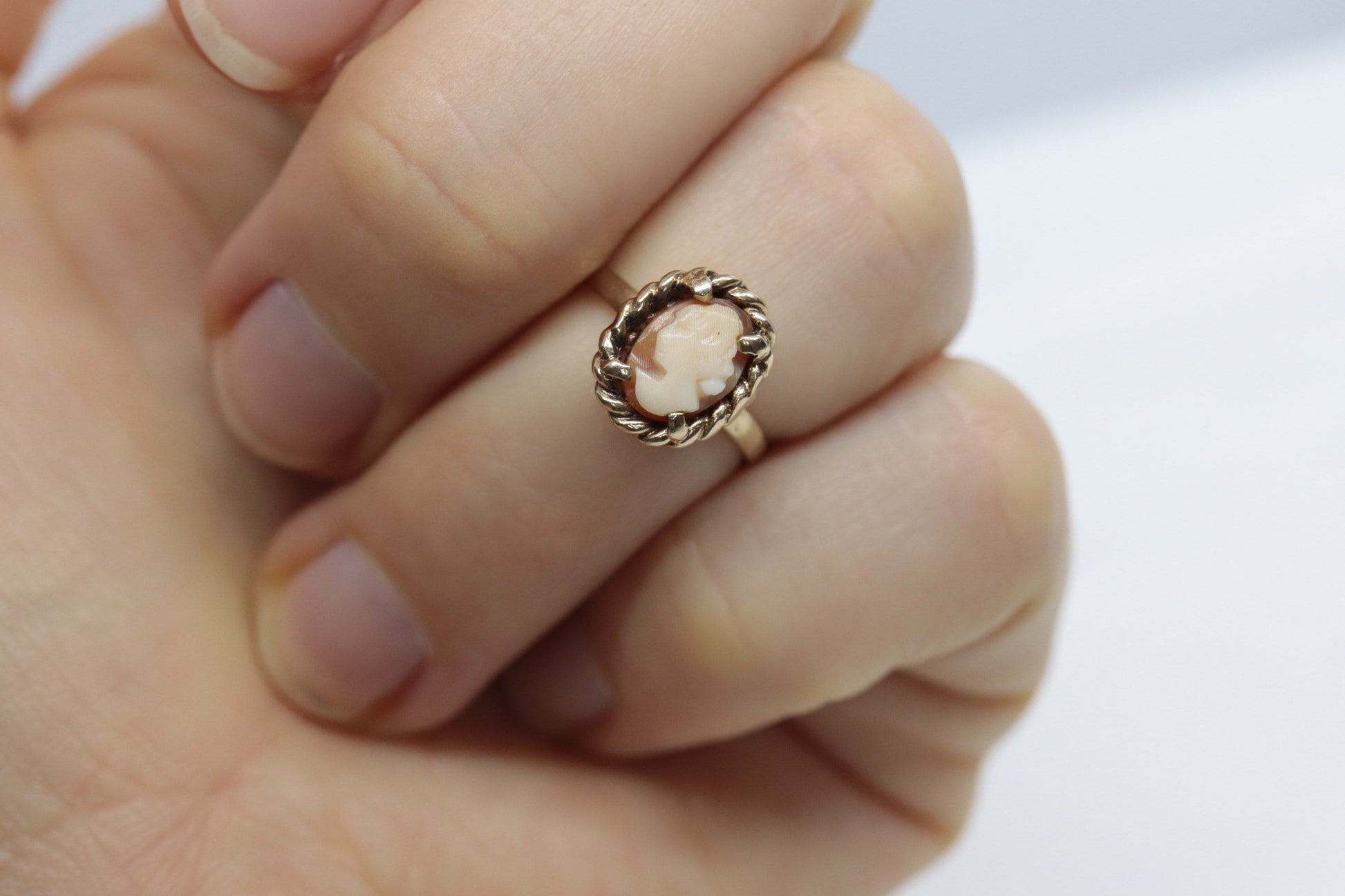 Cameo carved shell 10k signet ring. Vintage 10k Yellow gold Signet ring or Pinky Pinkie ring st(40/70)