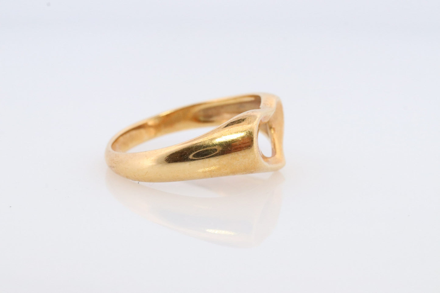 18k Tiffany and Co. band. 18k 750 Tiffany Heart Ring. Tiffany Company Open Heart Ring 18 Yellow Gold. Elsa Peretti Ring.