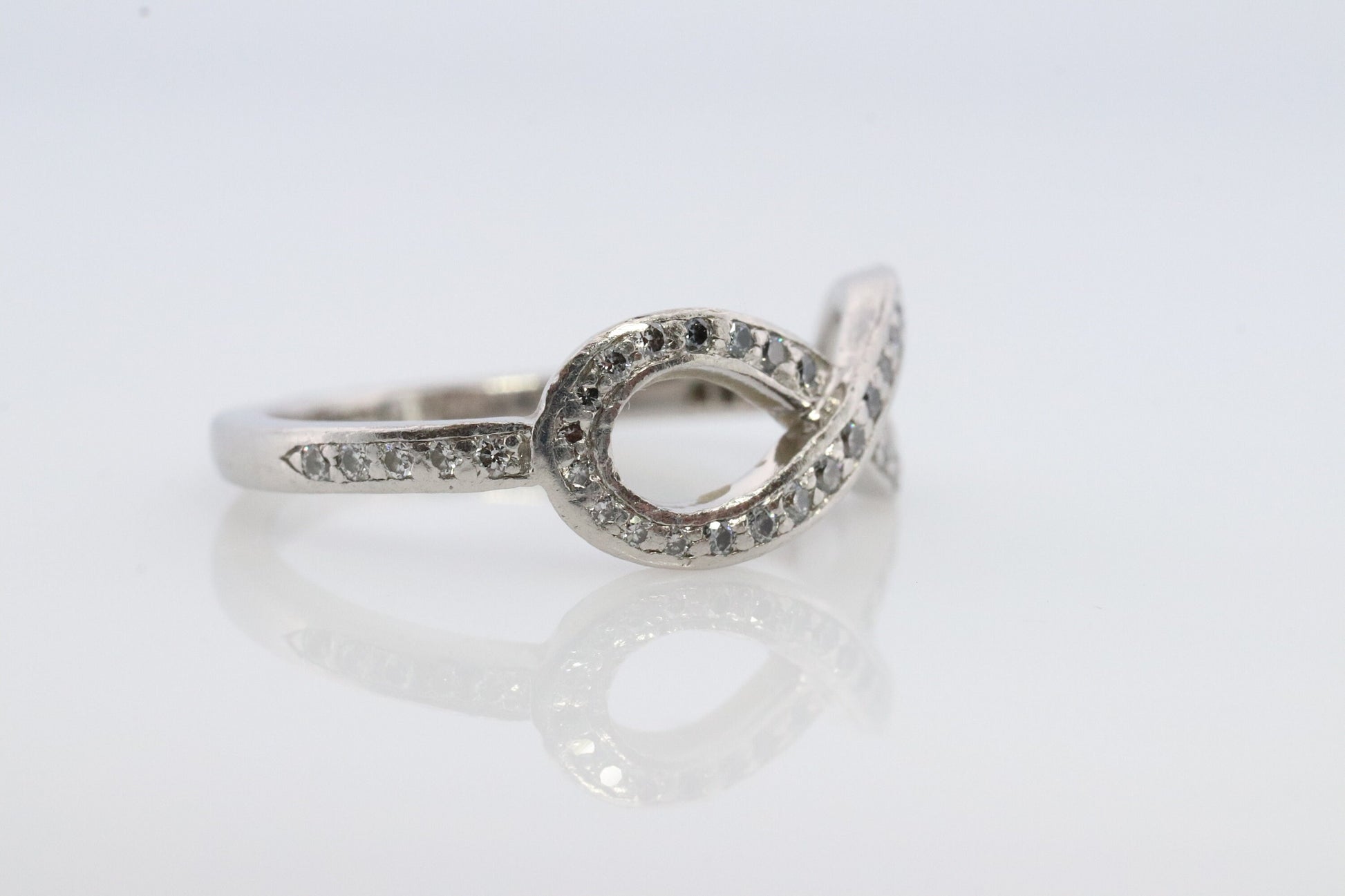 Tiffany and Co. Diamond Ring. Platinum Infinity Diamond Band. Tiffany and Company Infinity Loop Diamond ring Pt950