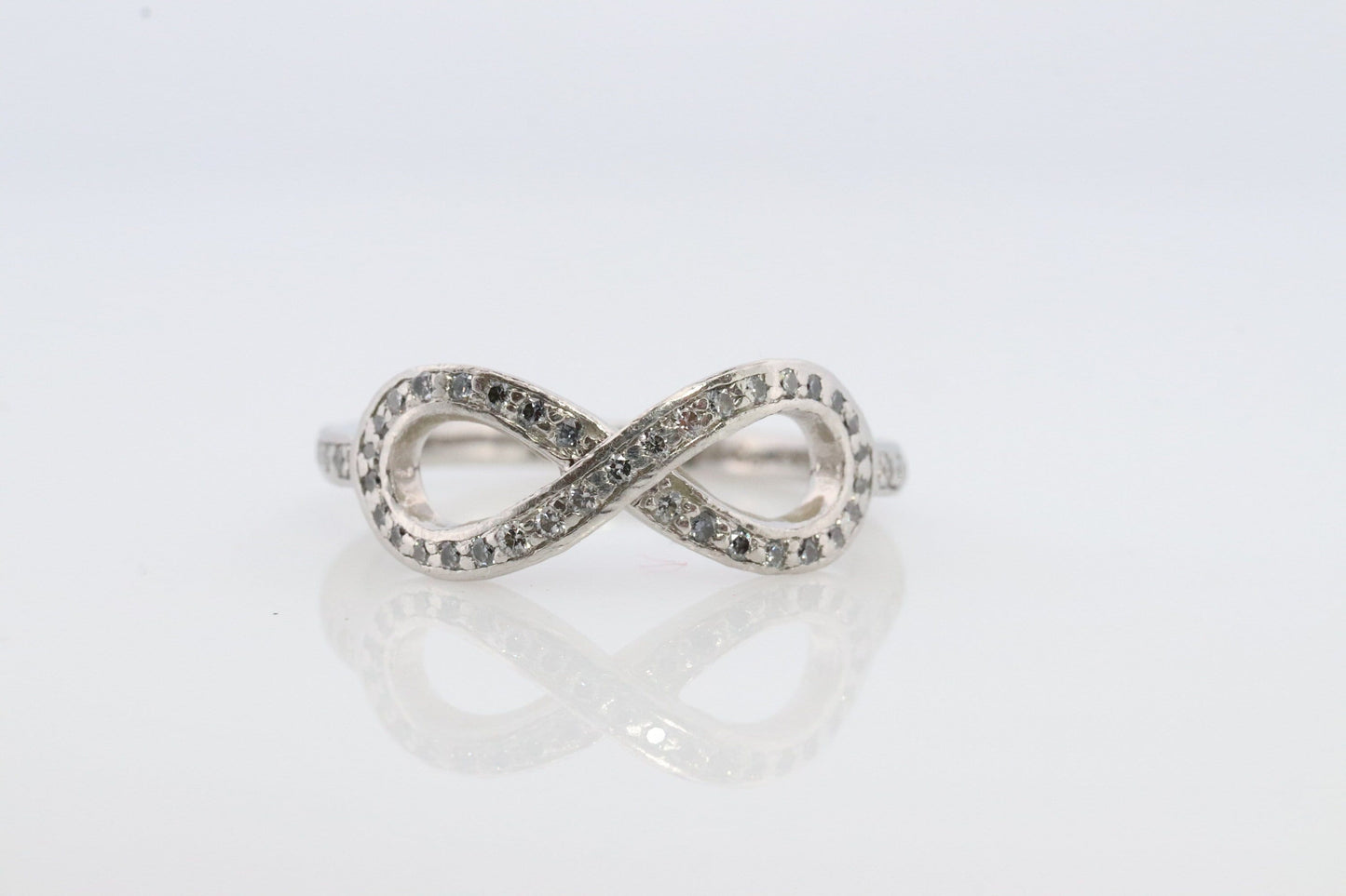 Tiffany and Co. Diamond Ring. Platinum Infinity Diamond Band. Tiffany and Company Infinity Loop Diamond ring Pt950