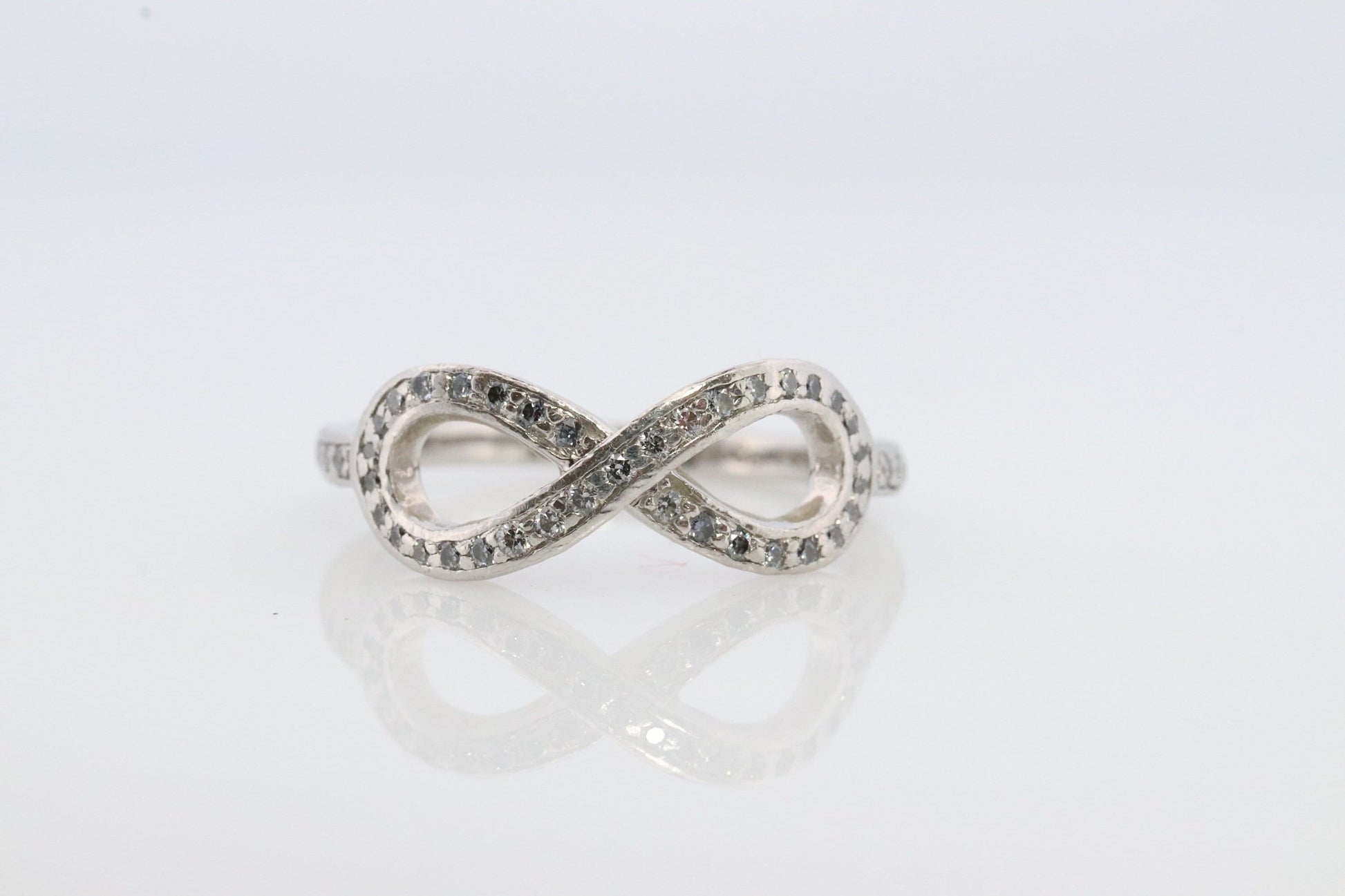 Tiffany and Co. Diamond Ring. Platinum Infinity Diamond Band. Tiffany and Company Infinity Loop Diamond ring Pt950