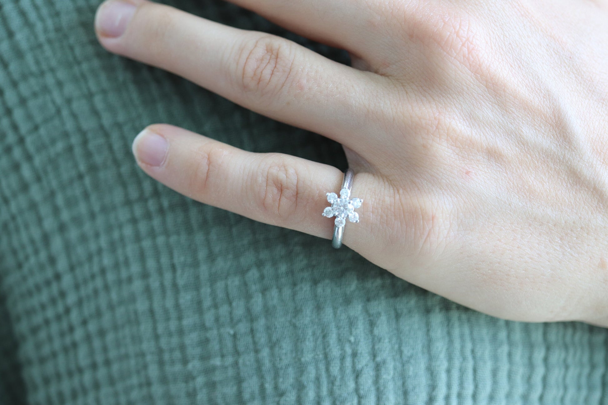 Tiffany and Co. Diamond Ring. Platinum Flower Diamond Band. Tiffany and Company Snowflake Diamond Halo ring Pt950
