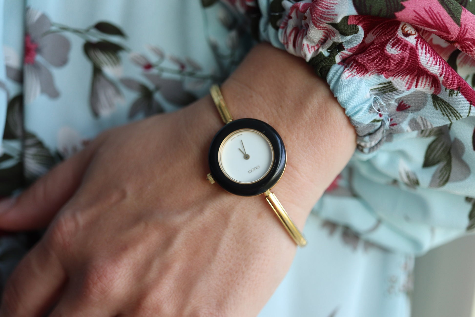 Genuine GUCCI 1100-L Watch. Vintage Ladies Gucci Change Bezel Bangle Watch.