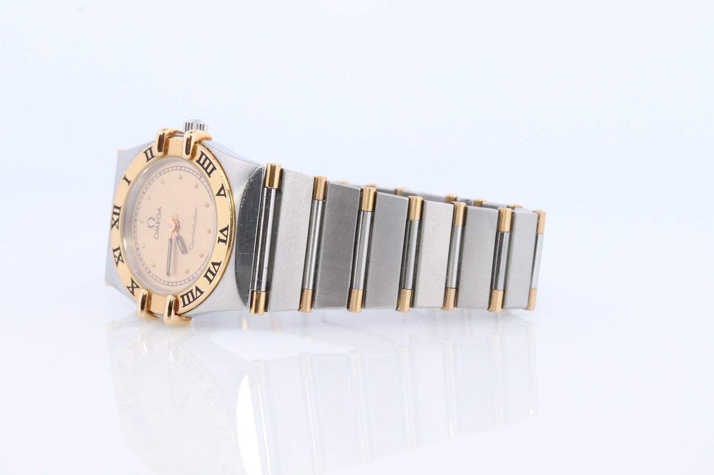 Omega Watch. Authentic Ladies Omega Constellation Wristwatch. Womens Reference 1370.1 or 13701000. Box and Papers