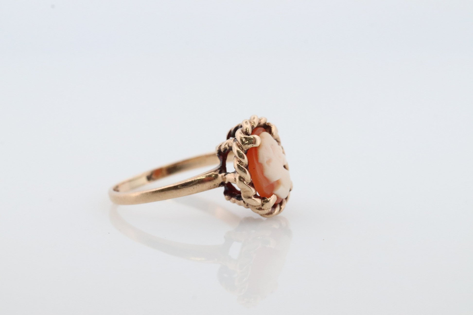 Cameo carved shell 10k signet ring. Vintage 10k Yellow gold Signet ring or Pinky Pinkie ring st(40/70)
