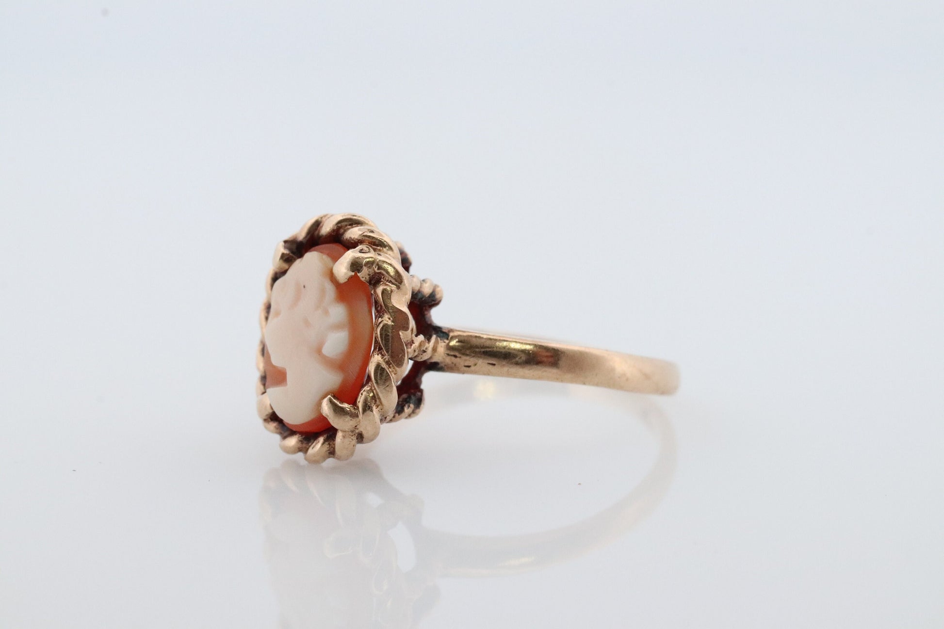 Cameo carved shell 10k signet ring. Vintage 10k Yellow gold Signet ring or Pinky Pinkie ring st(40/70)