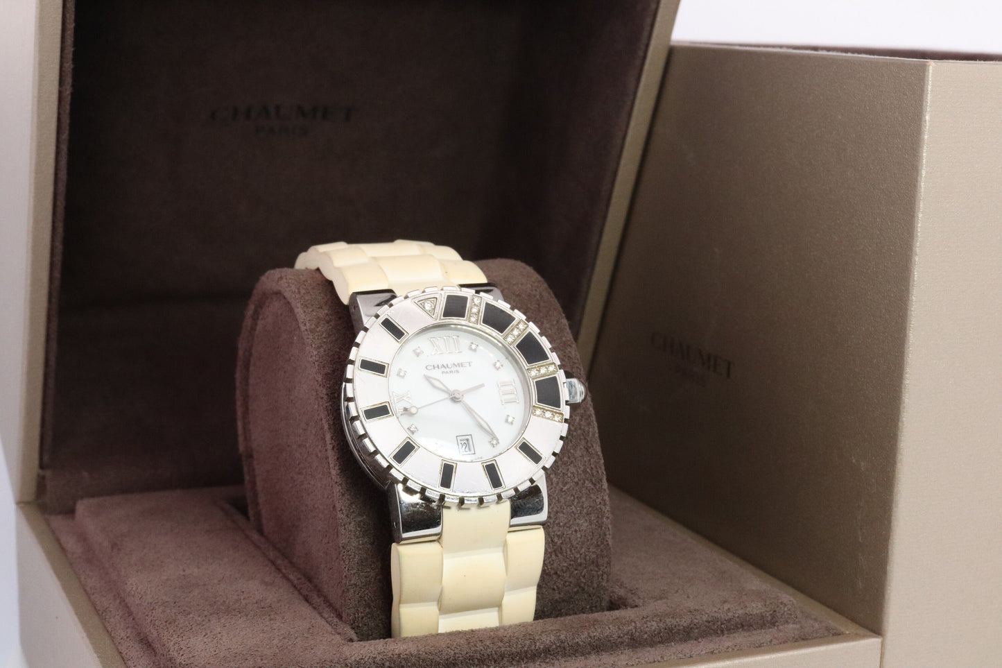 Chaumet Class One Watch. Chaumet 622B Diamond Ladies Wristwatch. Chaumet Paris Womens Diamond Watch with Original Box.