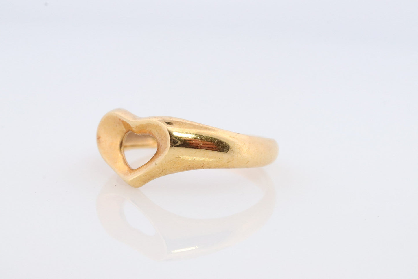 18k Tiffany and Co. band. 18k 750 Tiffany Heart Ring. Tiffany Company Open Heart Ring 18 Yellow Gold. Elsa Peretti Ring.