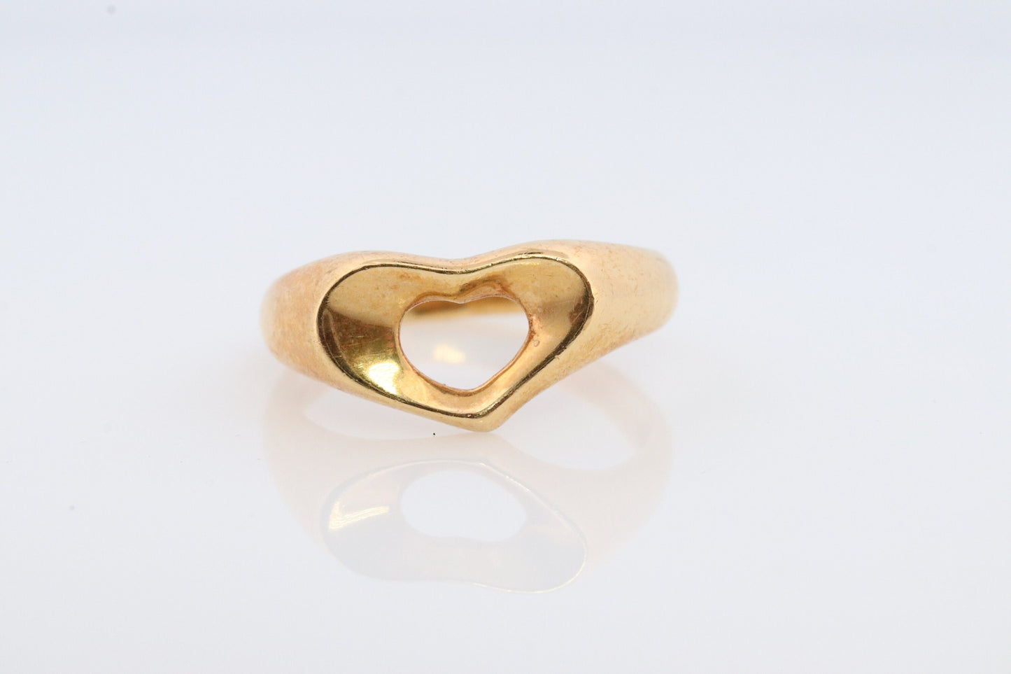 18k Tiffany and Co. band. 18k 750 Tiffany Heart Ring. Tiffany Company Open Heart Ring 18 Yellow Gold. Elsa Peretti Ring.