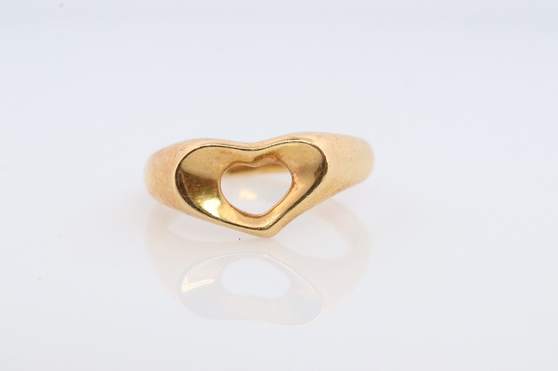 18k Tiffany and Co. band. 18k 750 Tiffany Heart Ring. Tiffany Company Open Heart Ring 18 Yellow Gold. Elsa Peretti Ring.