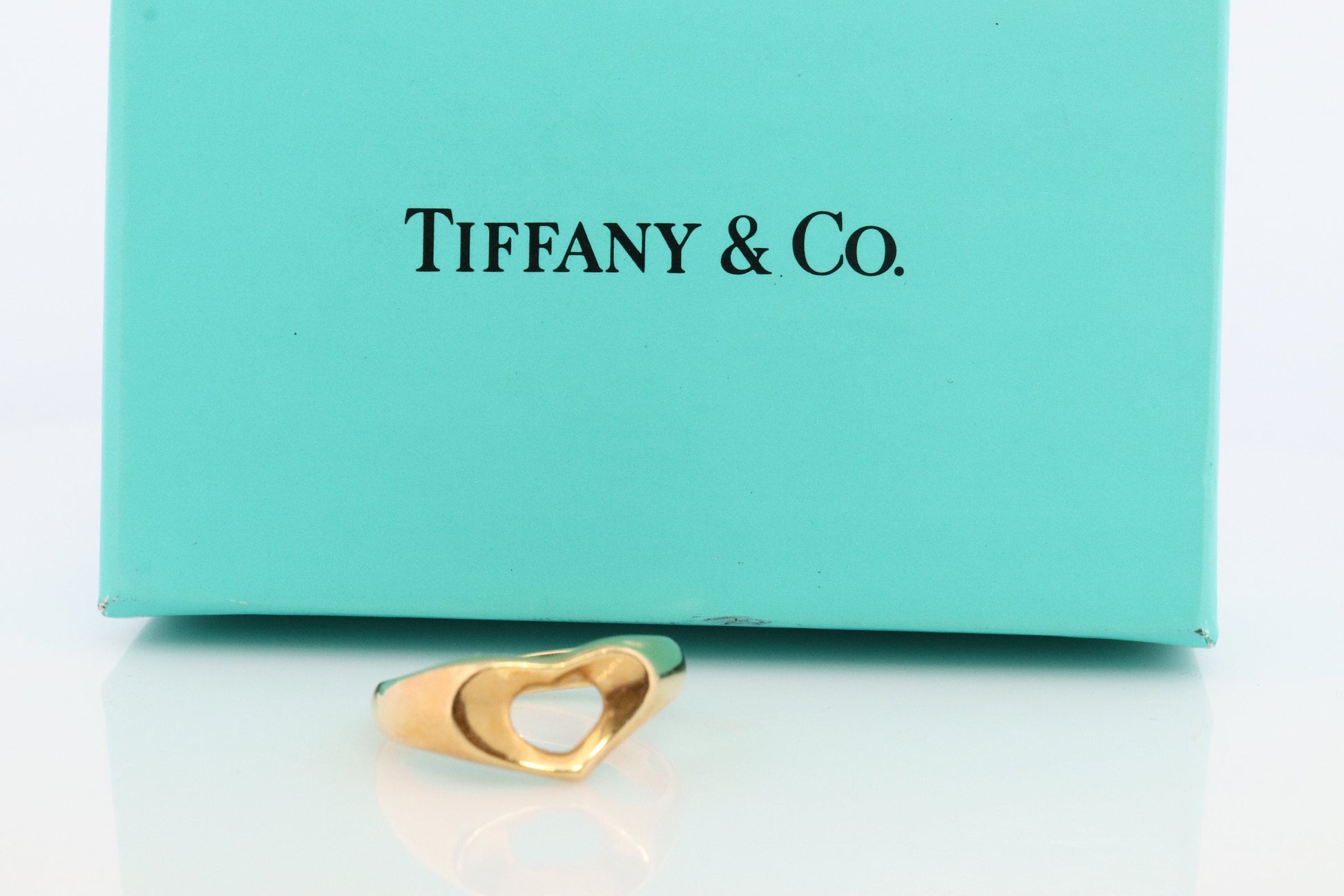 18k Tiffany and Co. band. 18k 750 Tiffany Heart Ring. Tiffany Company Open Heart Ring 18 Yellow Gold. Elsa Peretti Ring.