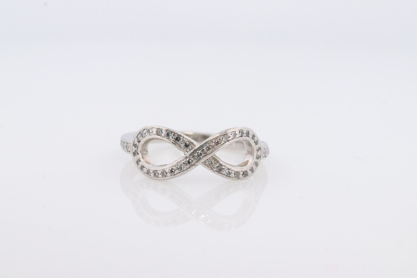 Tiffany and Co. Diamond Ring. Platinum Infinity Diamond Band. Tiffany and Company Infinity Loop Diamond ring Pt950