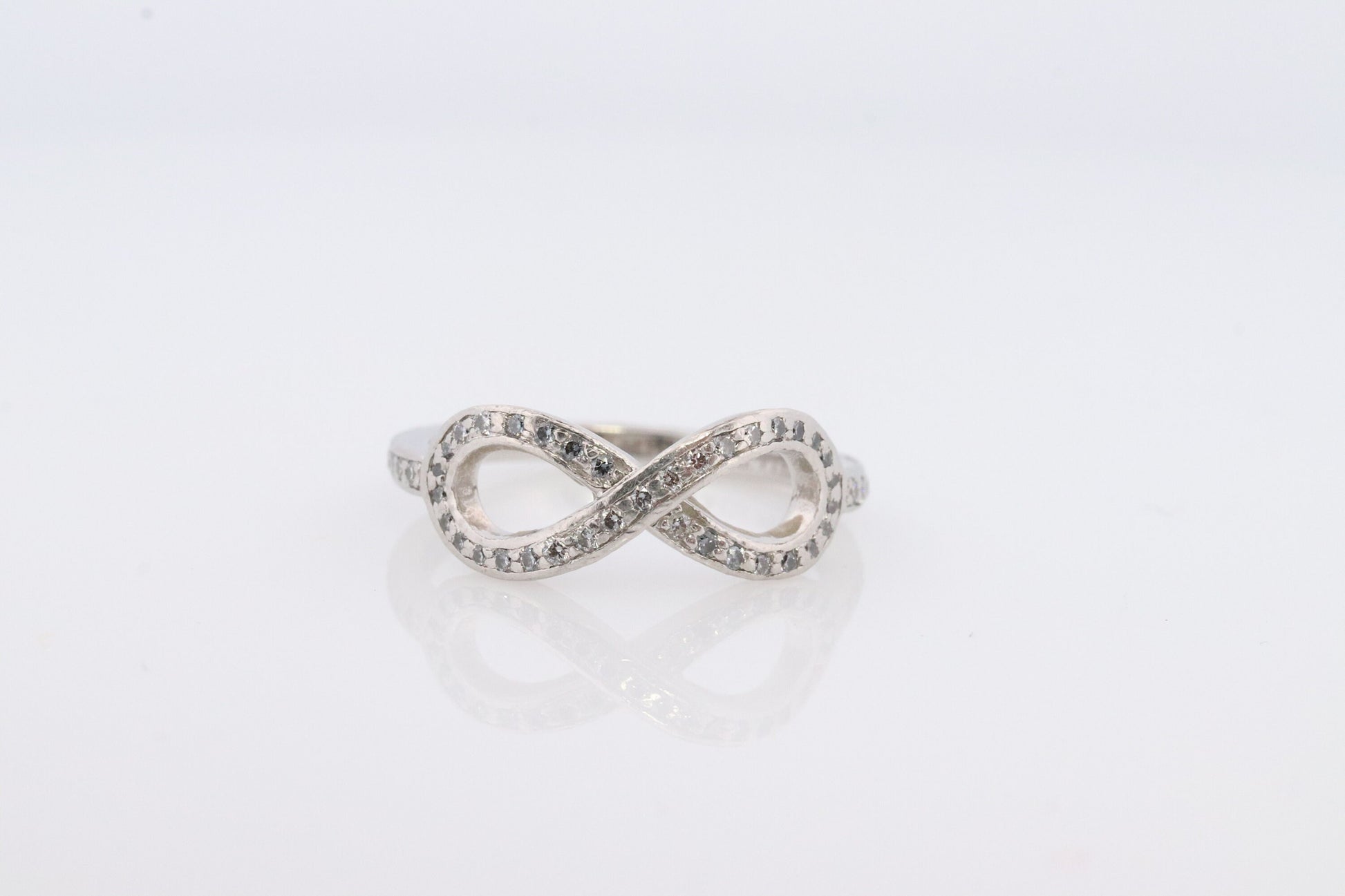 Tiffany and Co. Diamond Ring. Platinum Infinity Diamond Band. Tiffany and Company Infinity Loop Diamond ring Pt950