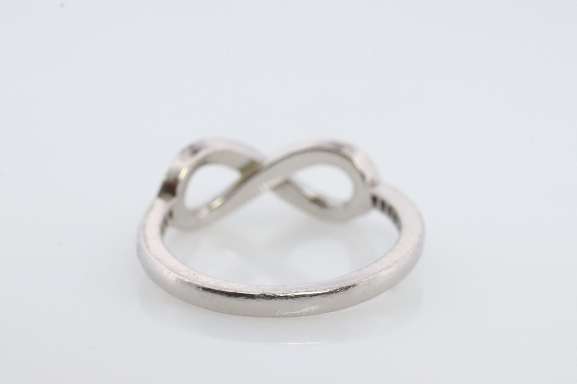 Tiffany and Co. Diamond Ring. Platinum Infinity Diamond Band. Tiffany and Company Infinity Loop Diamond ring Pt950