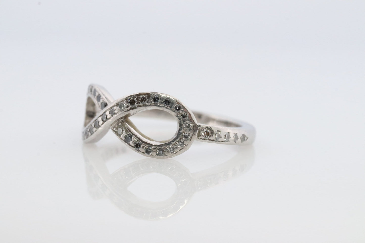 Tiffany and Co. Diamond Ring. Platinum Infinity Diamond Band. Tiffany and Company Infinity Loop Diamond ring Pt950