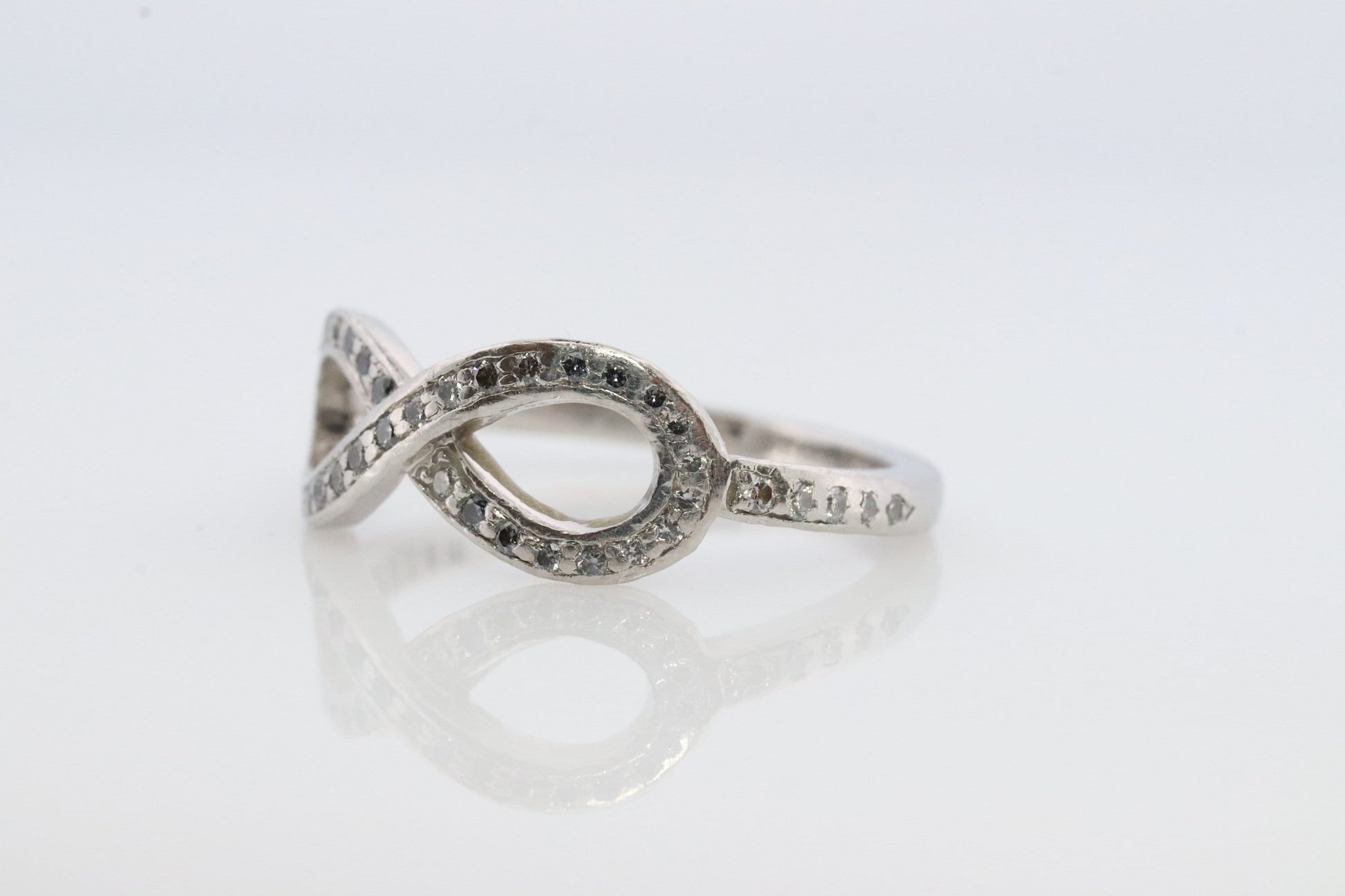 Tiffany and Co. Diamond Ring. Platinum Infinity Diamond Band. Tiffany and Company Infinity Loop Diamond ring Pt950