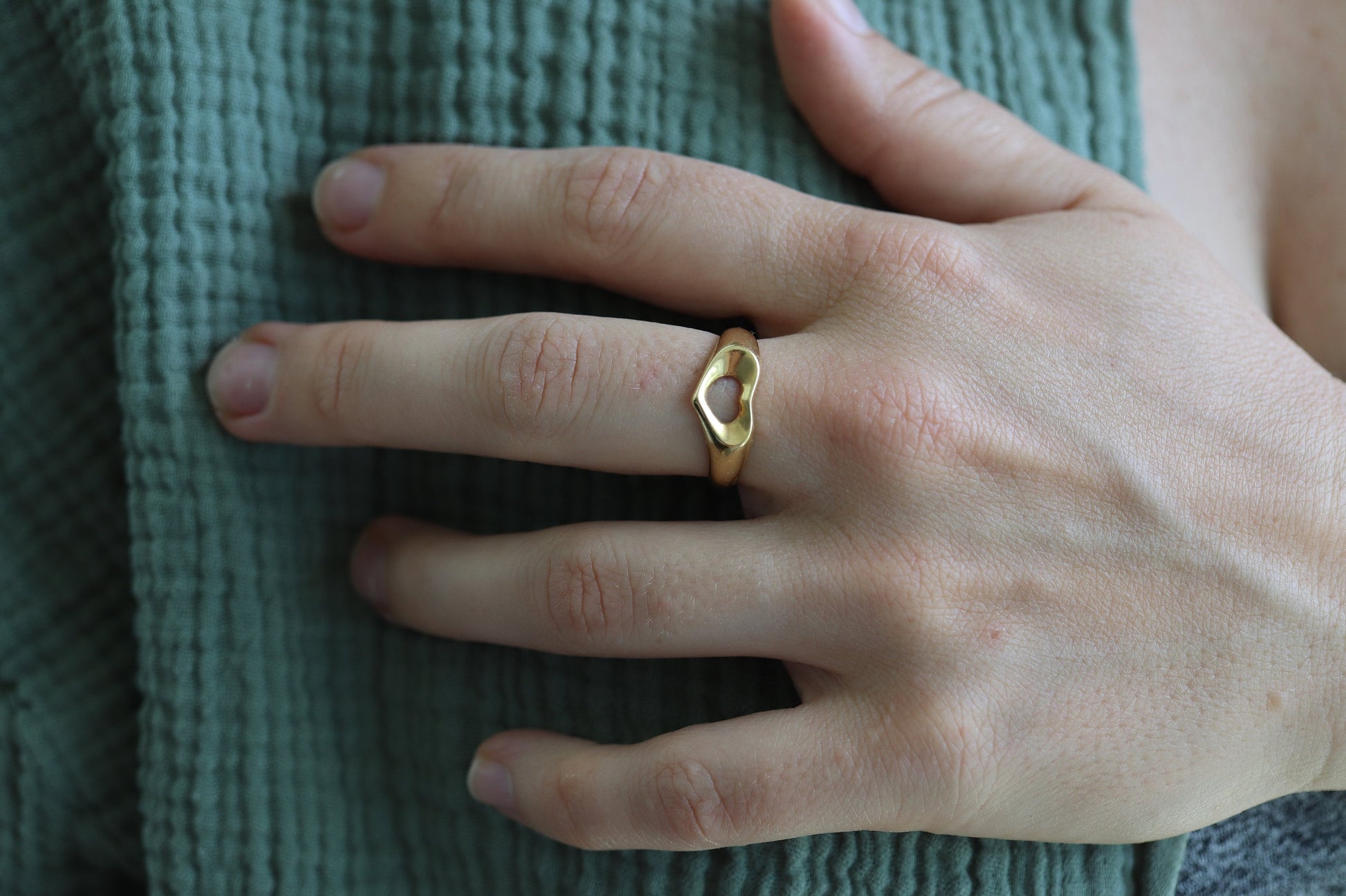 18k Tiffany and Co. band. 18k 750 Tiffany Heart Ring. Tiffany Company Open Heart Ring 18 Yellow Gold. Elsa Peretti Ring.