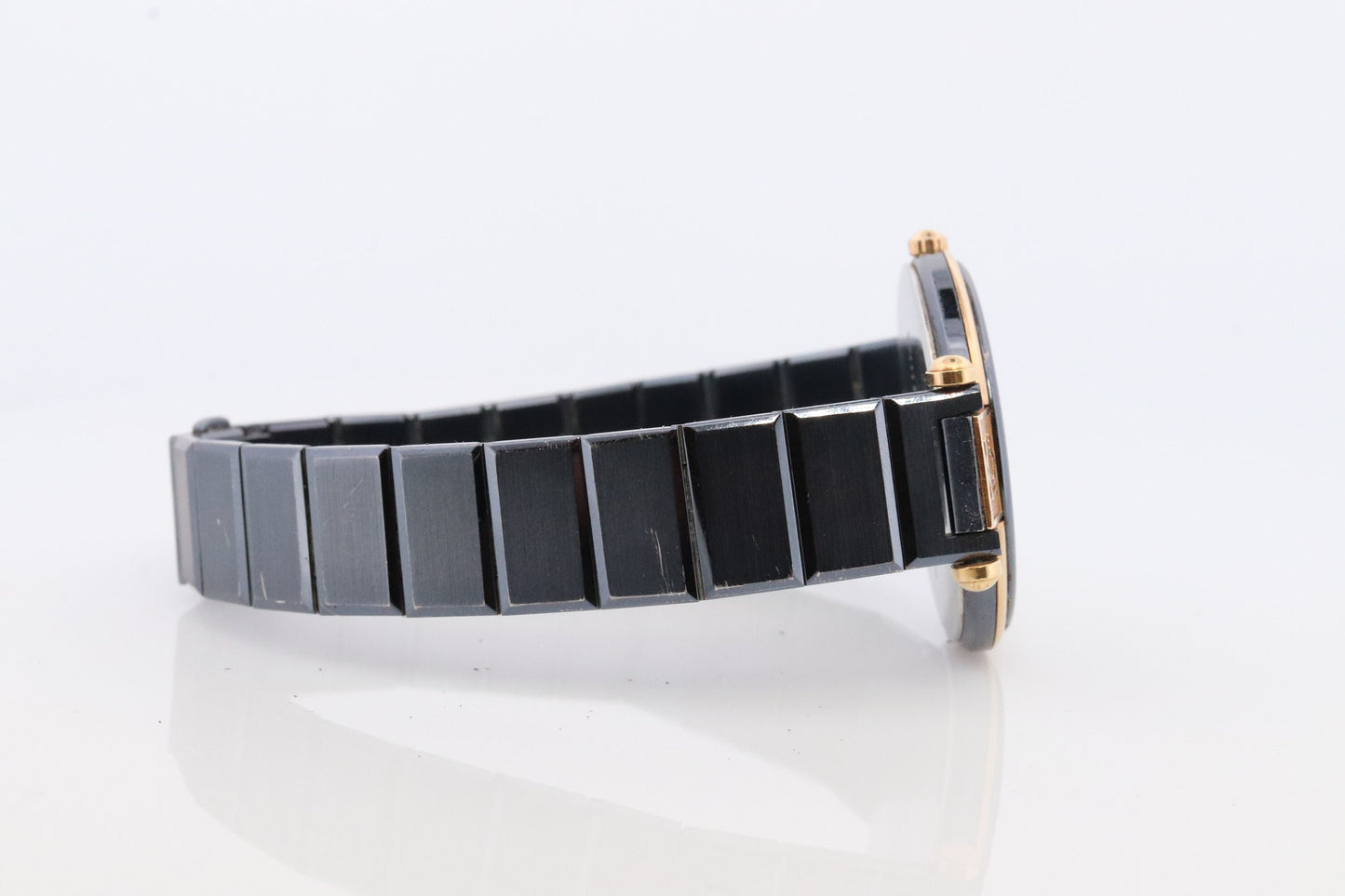 Van Cleef and Arpels 43106 watch. Vintage VCA Ladies 30mm wristwatch. La Collection LB5