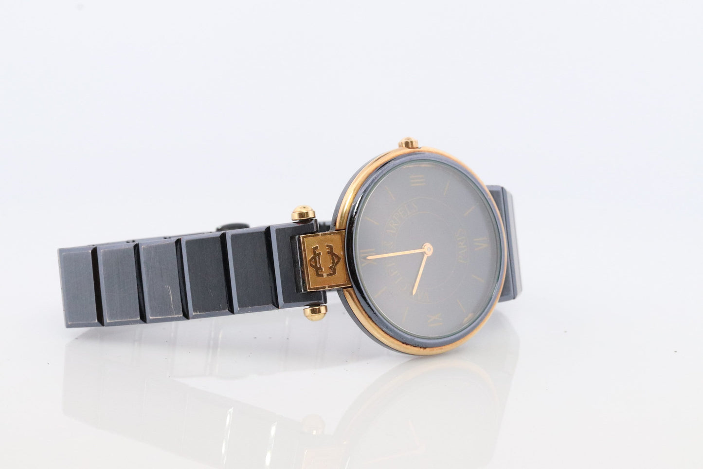 Van Cleef and Arpels 43106 watch. Vintage VCA Ladies 30mm wristwatch. La Collection LB5