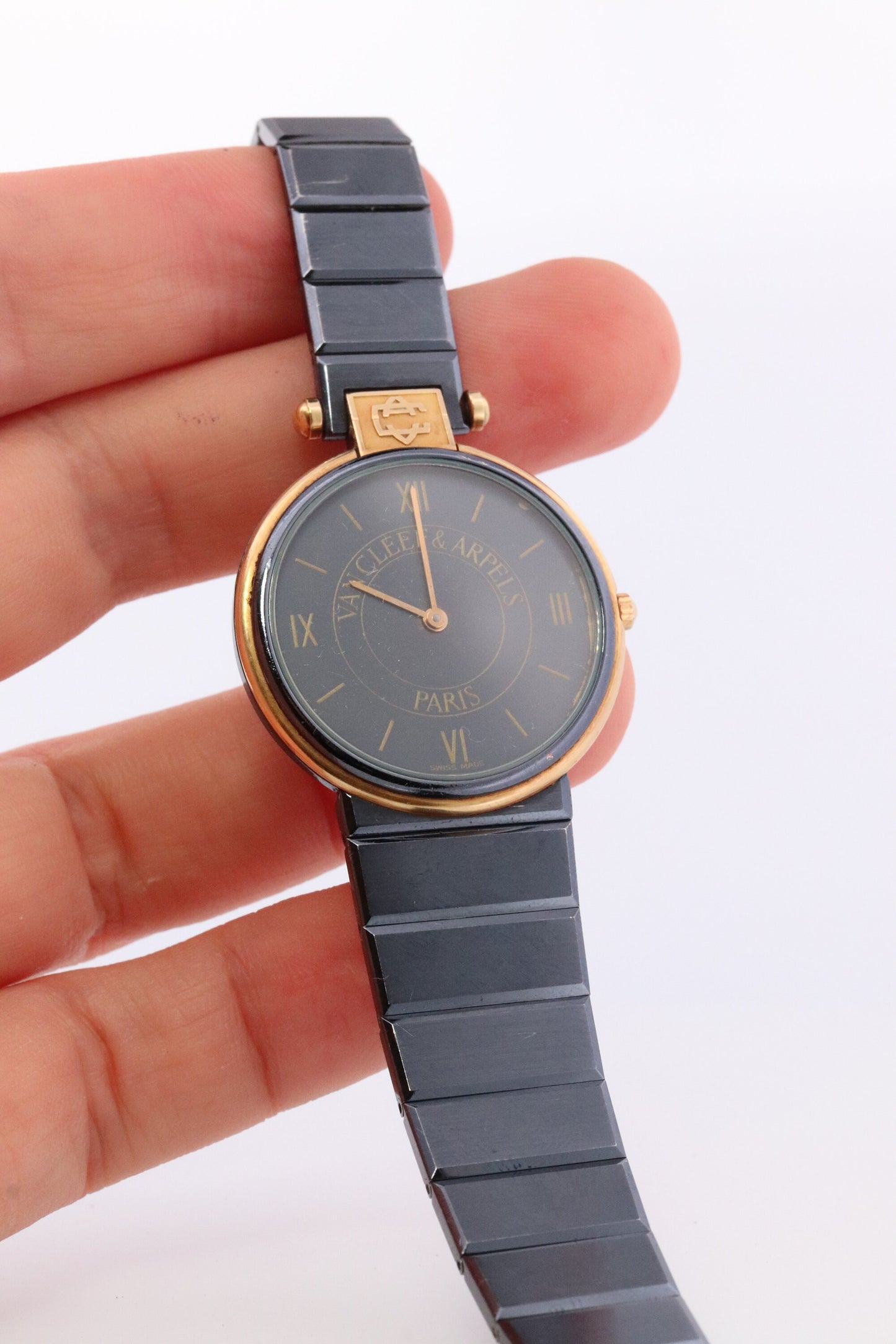 Van Cleef and Arpels 43106 watch. Vintage VCA Ladies 30mm wristwatch. La Collection LB5