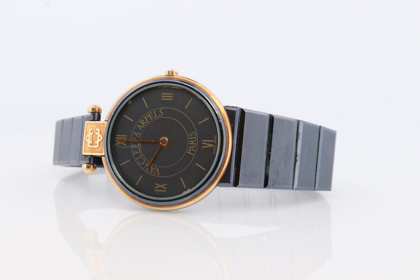 Van Cleef and Arpels 43106 watch. Vintage VCA Ladies 30mm wristwatch. La Collection LB5