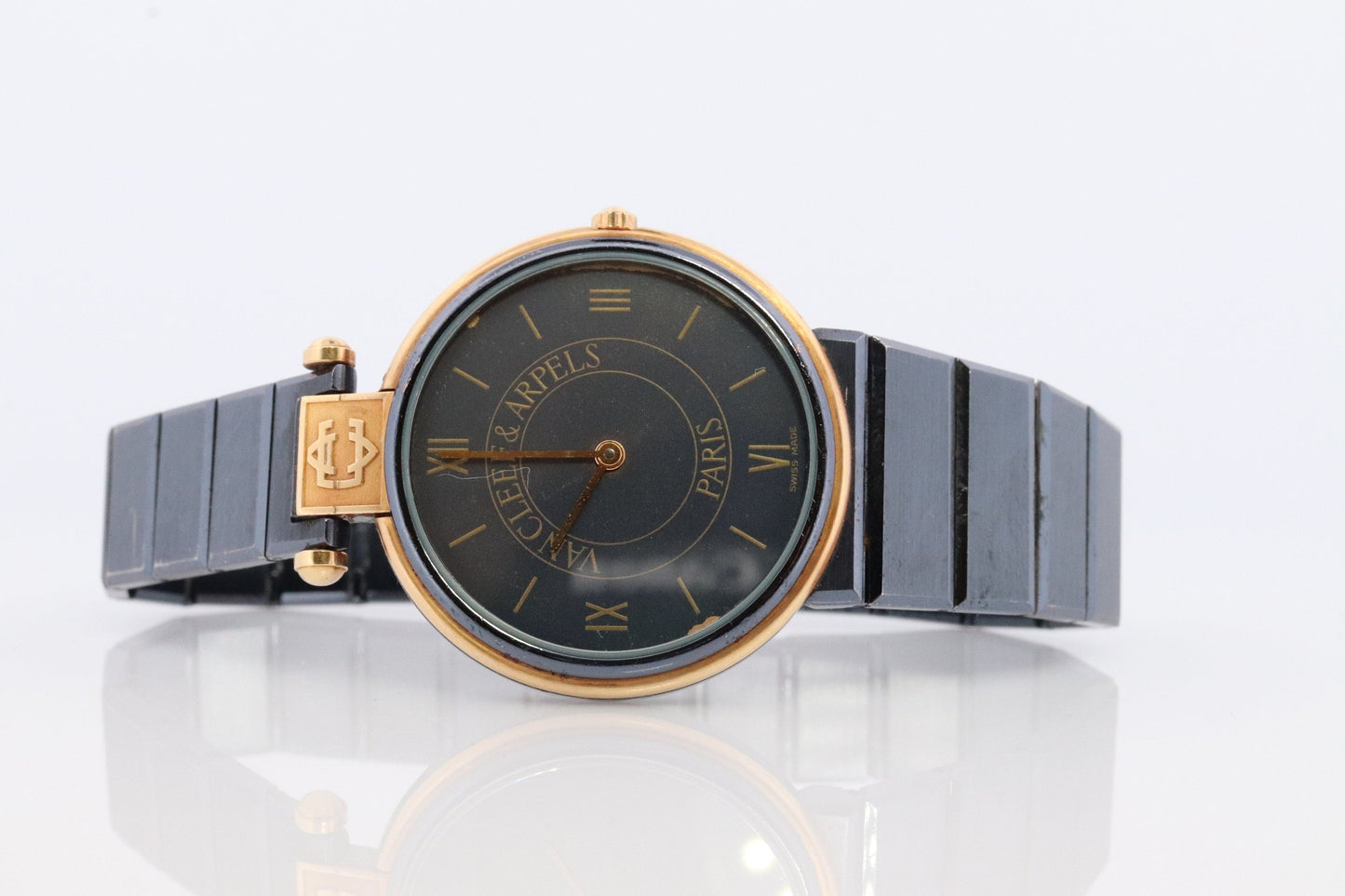 Van Cleef and Arpels 43106 watch. Vintage VCA Ladies 30mm wristwatch. La Collection LB5