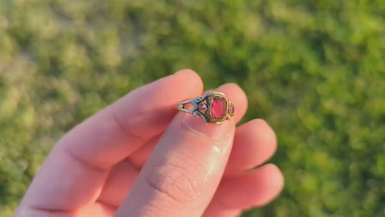 10k Victorian Bezel Set Garnet. Antique 10k Rose Gold oval garnet claw set solitaire. st(82)