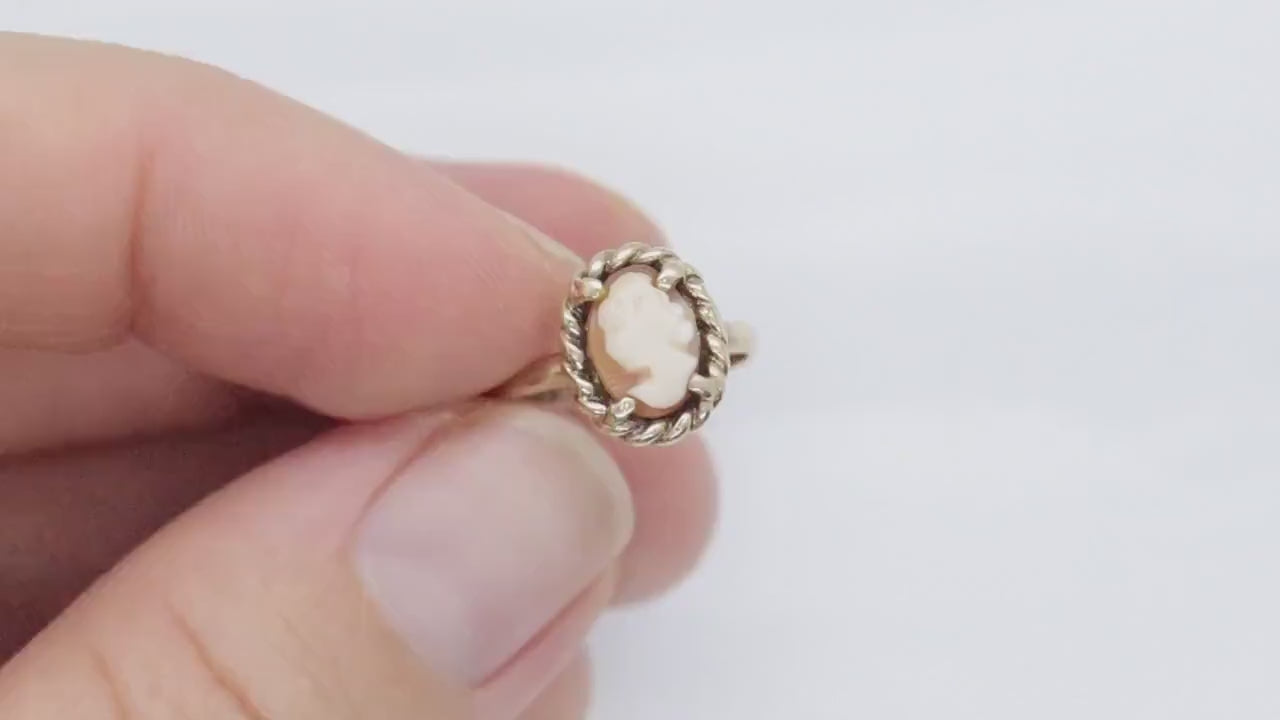 Cameo carved shell 10k signet ring. Vintage 10k Yellow gold Signet ring or Pinky Pinkie ring st(40/70)