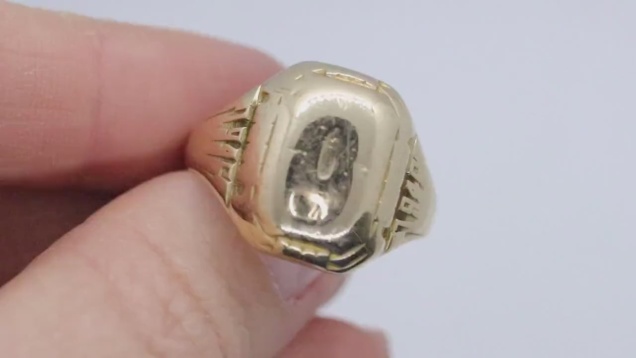 10k 1945 or 1946 Class ring. 10k Yellow Gold Vintage Class Graduation signet ring