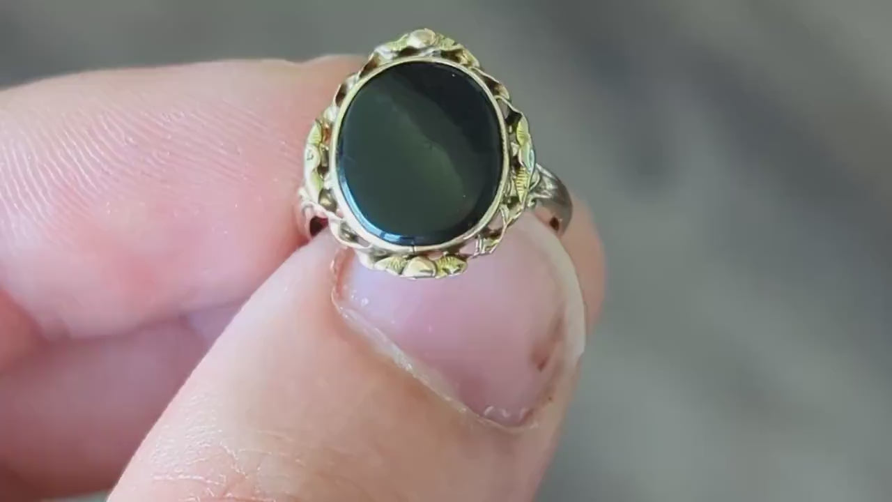 Oval Onyx ring. 10k ornate gold frame onyx ring. Mourning ring. St(103/50)