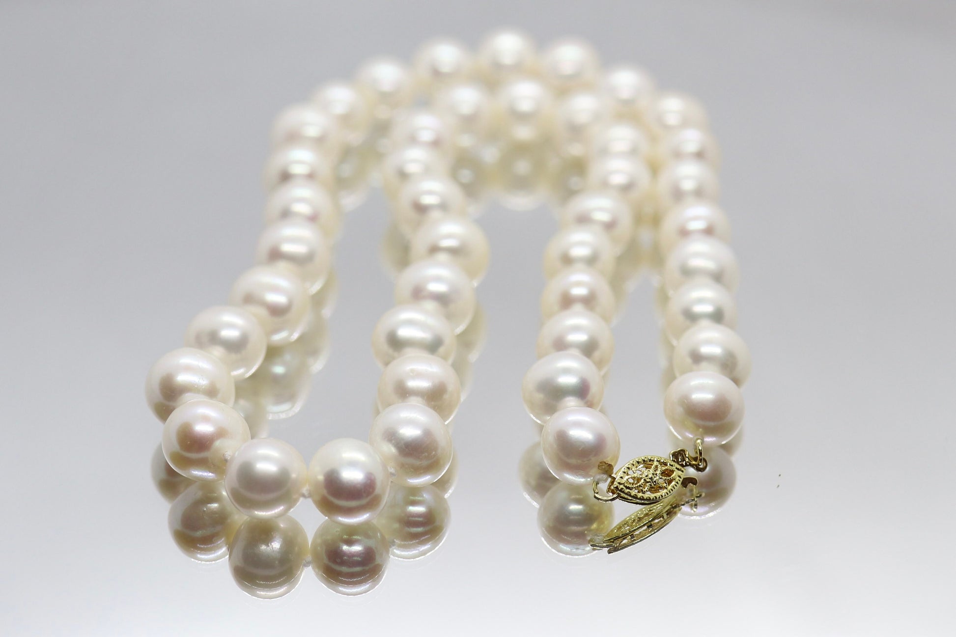 14k Gold Large Cultured freshwater Pearls. 15in length. Knotted strand.