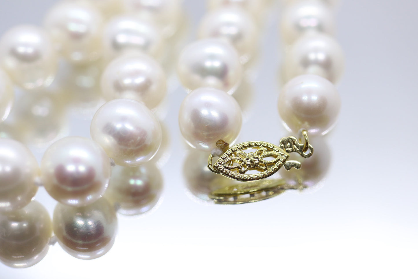 14k Gold Large Cultured freshwater Pearls. 15in length. Knotted strand.