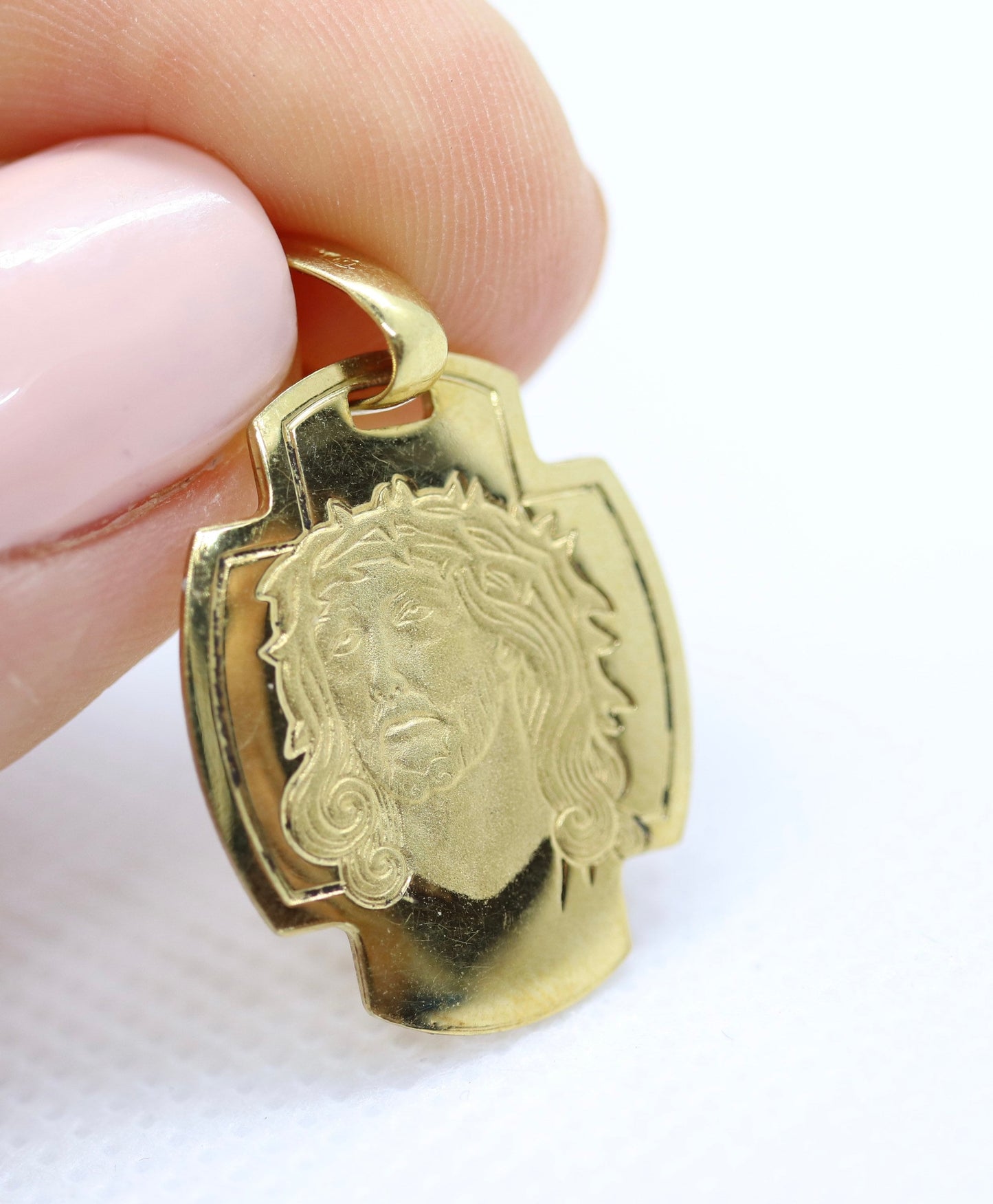 Vintage 18k Yellow Gold Jesus Pendant. Image of Jesus Christ. Jesus Christ Cross Pendant