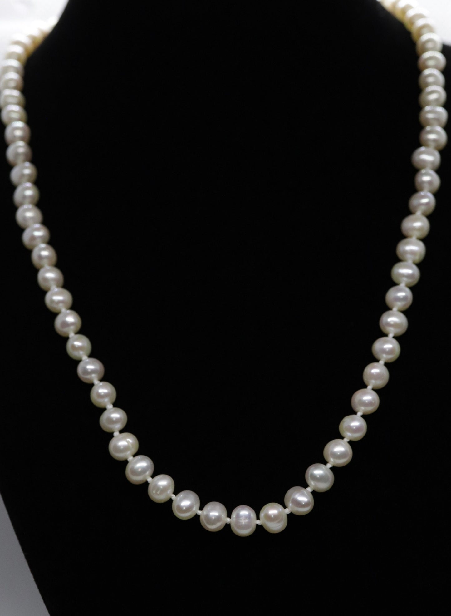 10k Freshwater Pearl Necklace. 18in length 6mm oval pearls