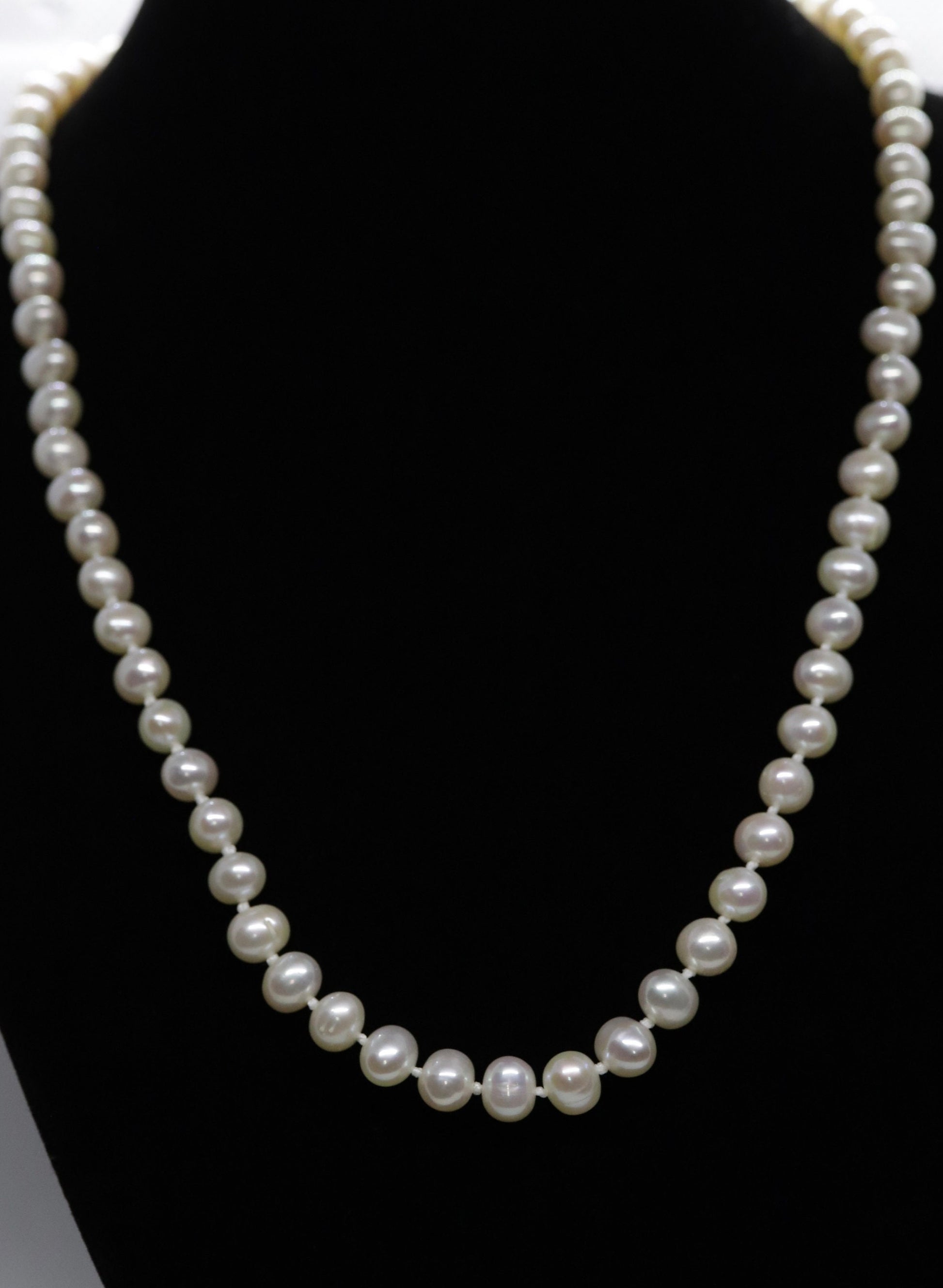 10k Freshwater Pearl Necklace. 18in length 6mm oval pearls