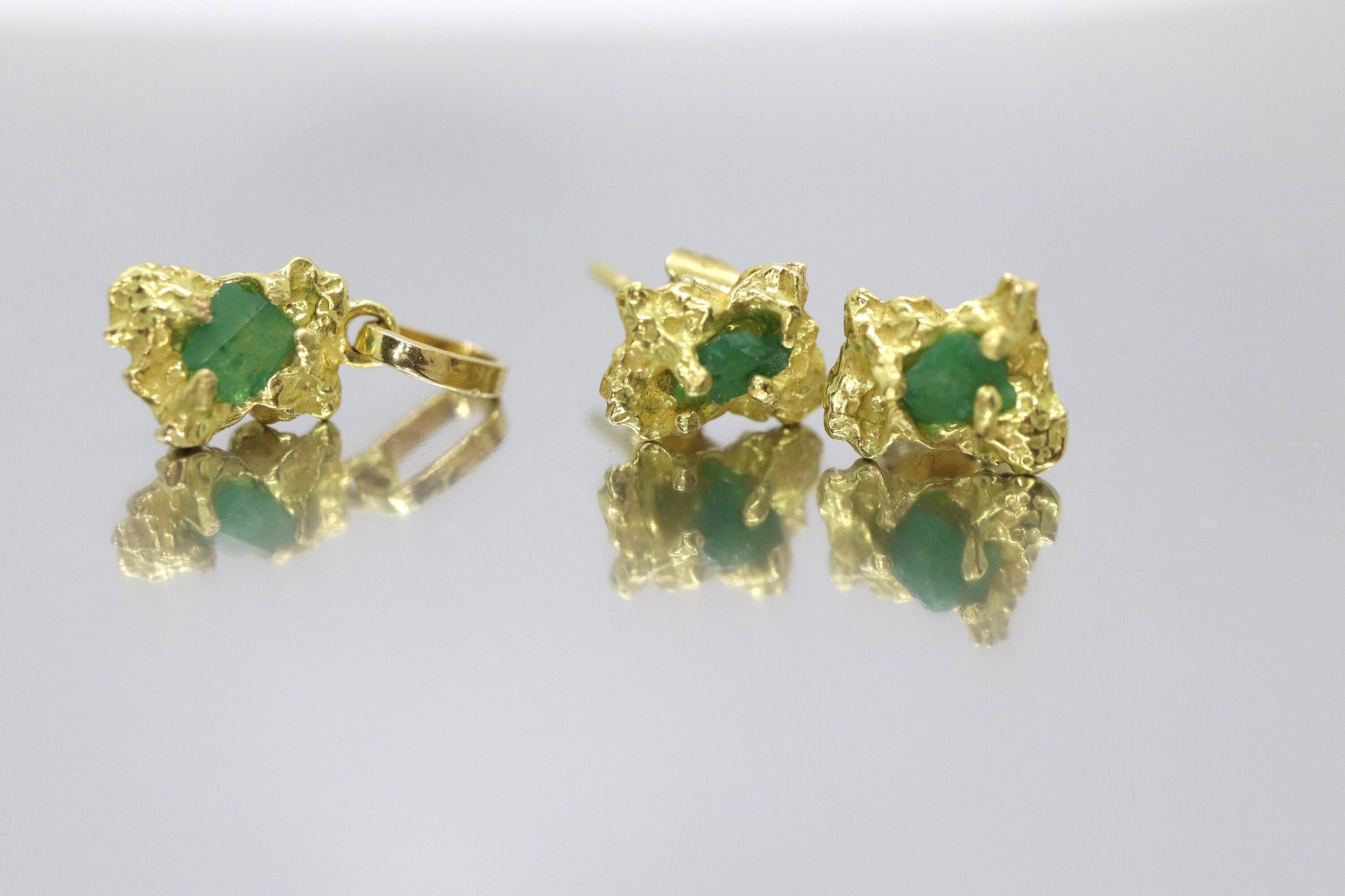 18k Rough Emerald Stud earrings and matching Pendant. 18k Gold Nugget design Jewelry set