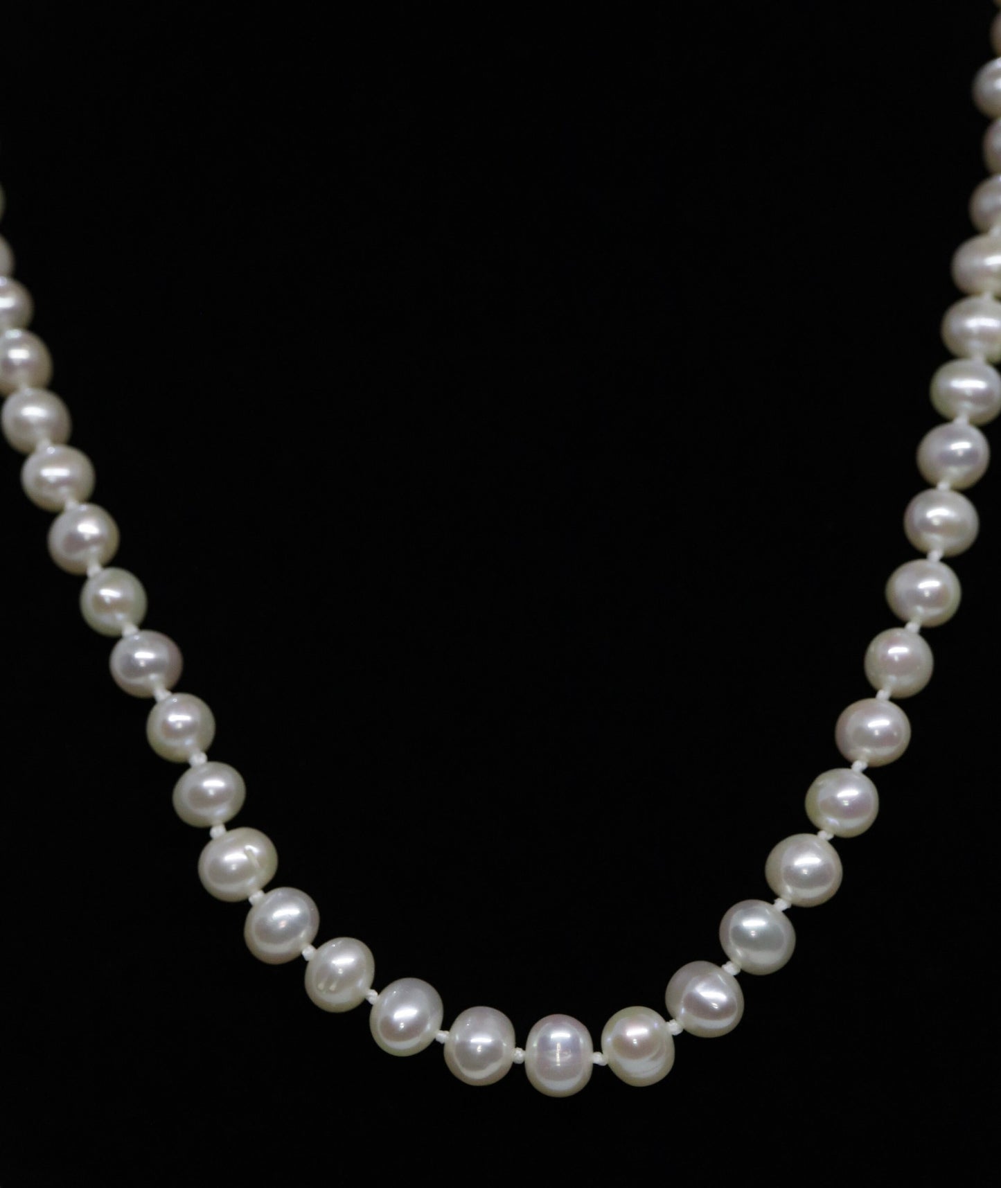 10k Freshwater Pearl Necklace. 18in length 6mm oval pearls