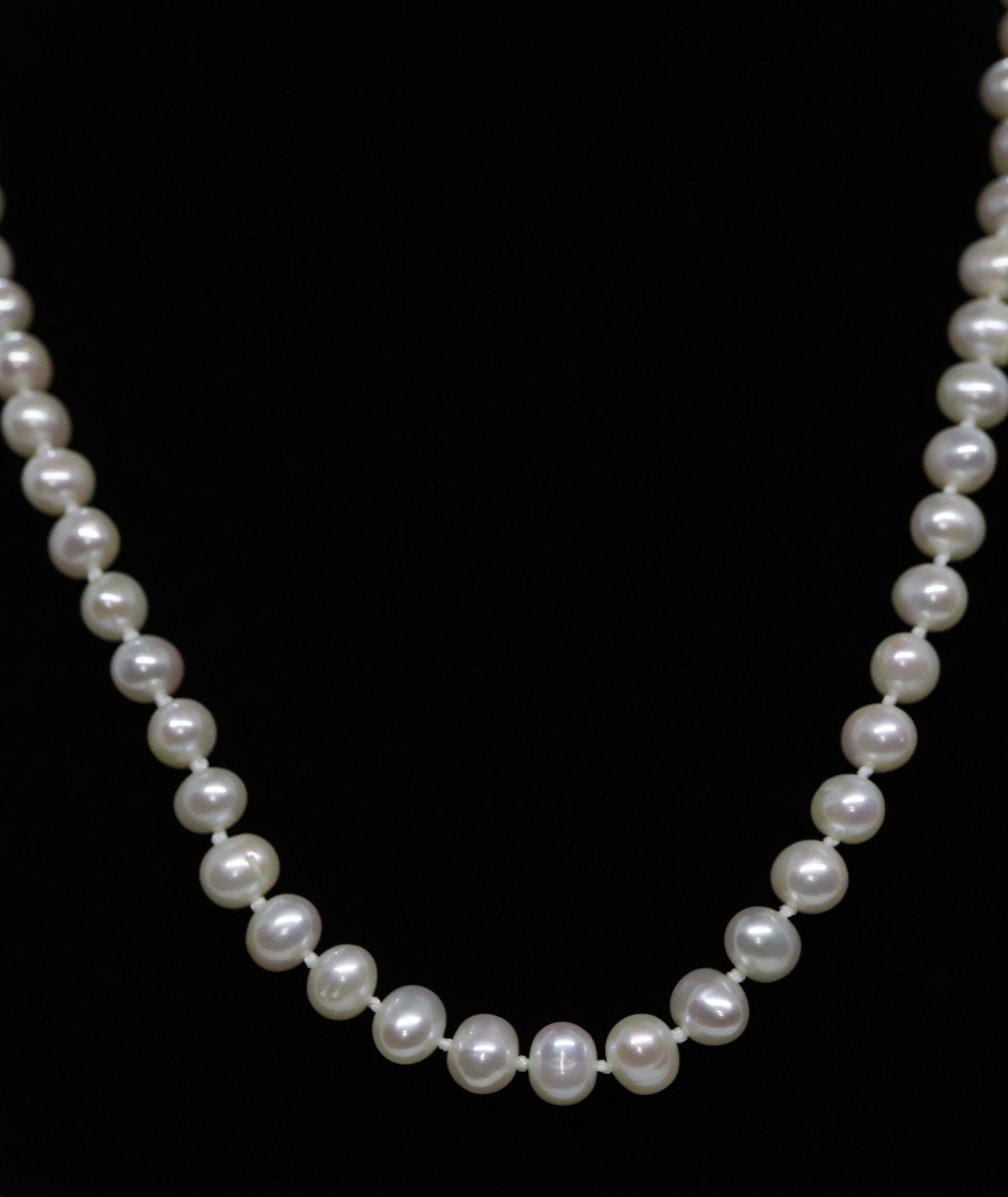 10k Freshwater Pearl Necklace. 18in length 6mm oval pearls