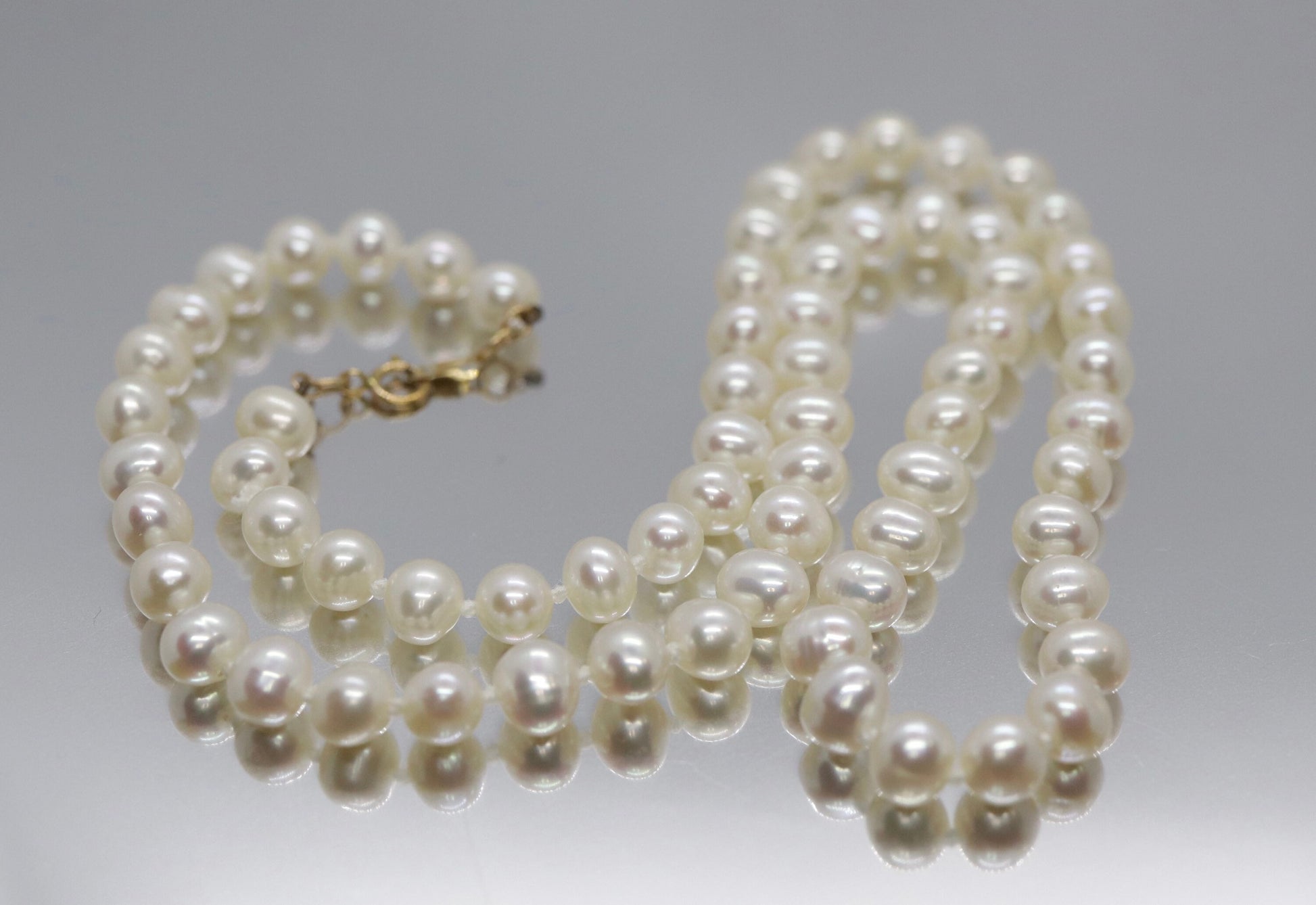10k Freshwater Pearl Necklace. 18in length 6mm oval pearls