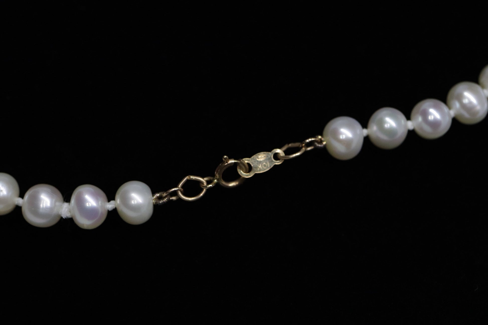 10k Freshwater Pearl Necklace. 18in length 6mm oval pearls