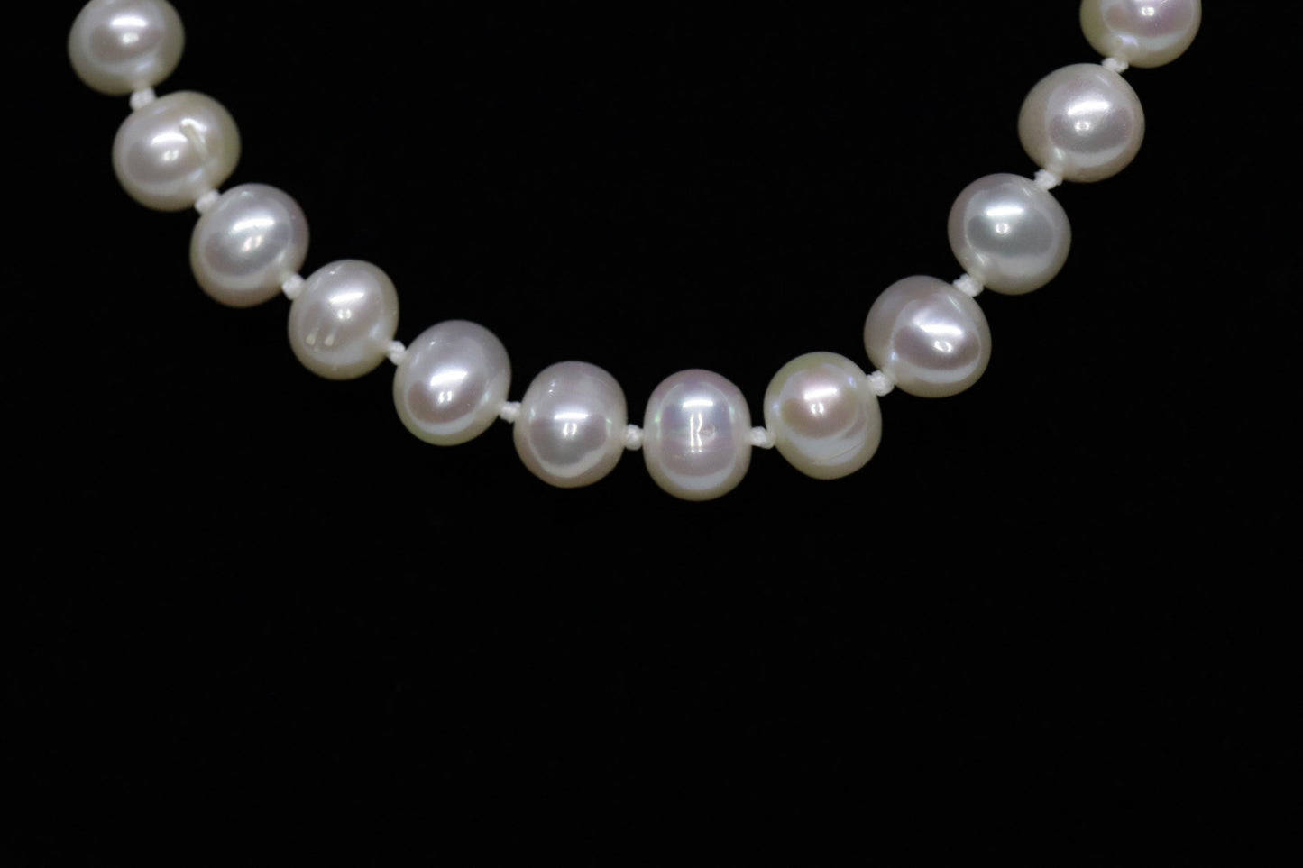 10k Freshwater Pearl Necklace. 18in length 6mm oval pearls