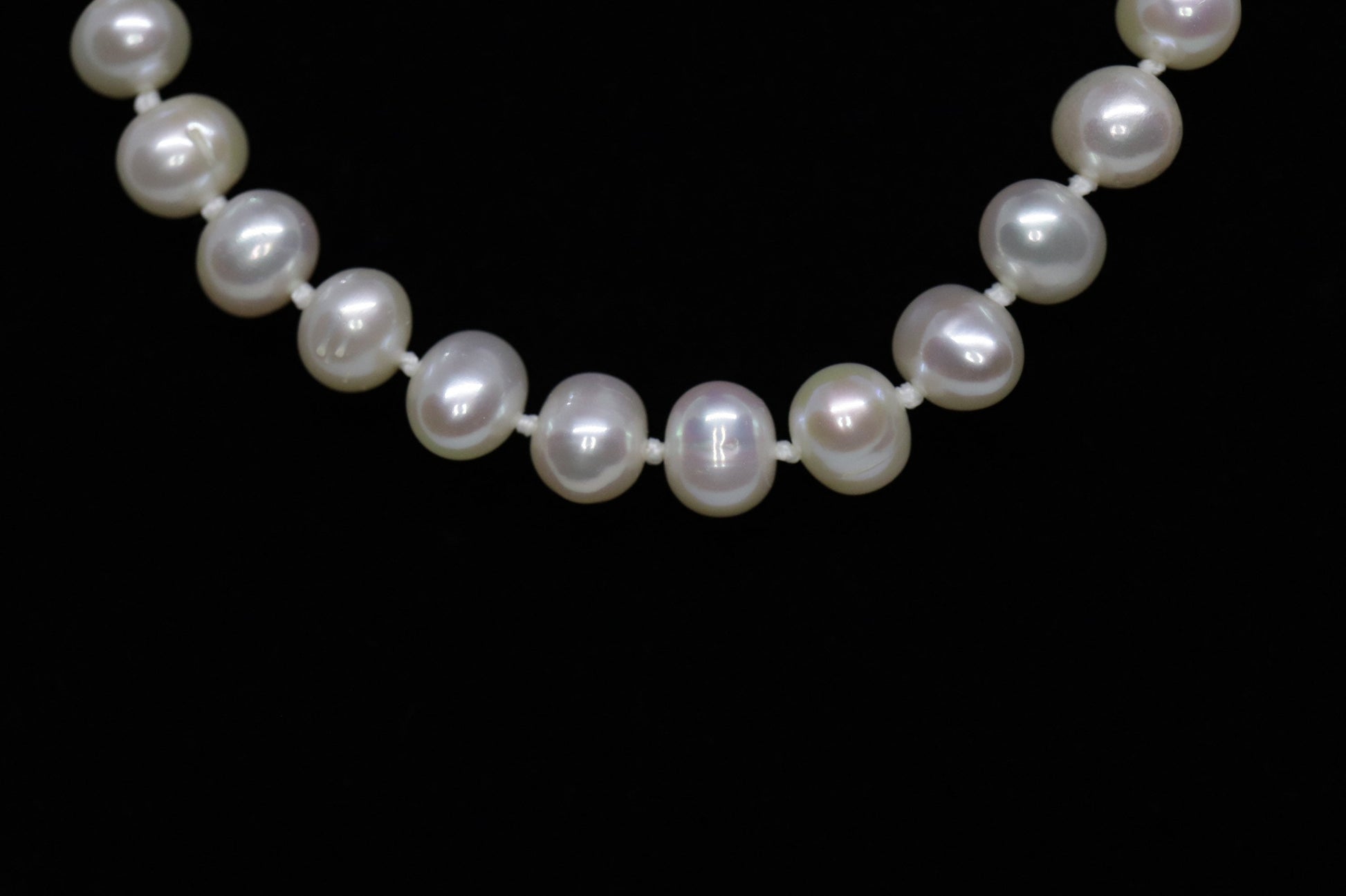 10k Freshwater Pearl Necklace. 18in length 6mm oval pearls