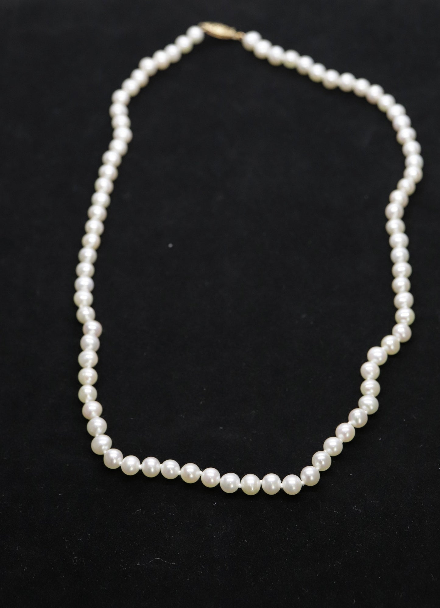 14k Pearl Necklace. 17in length 5.5mm freshwater pearls