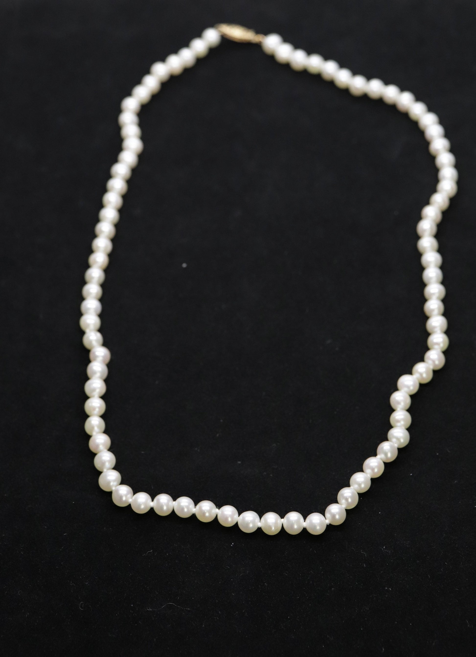 14k Pearl Necklace. 17in length 5.5mm freshwater pearls