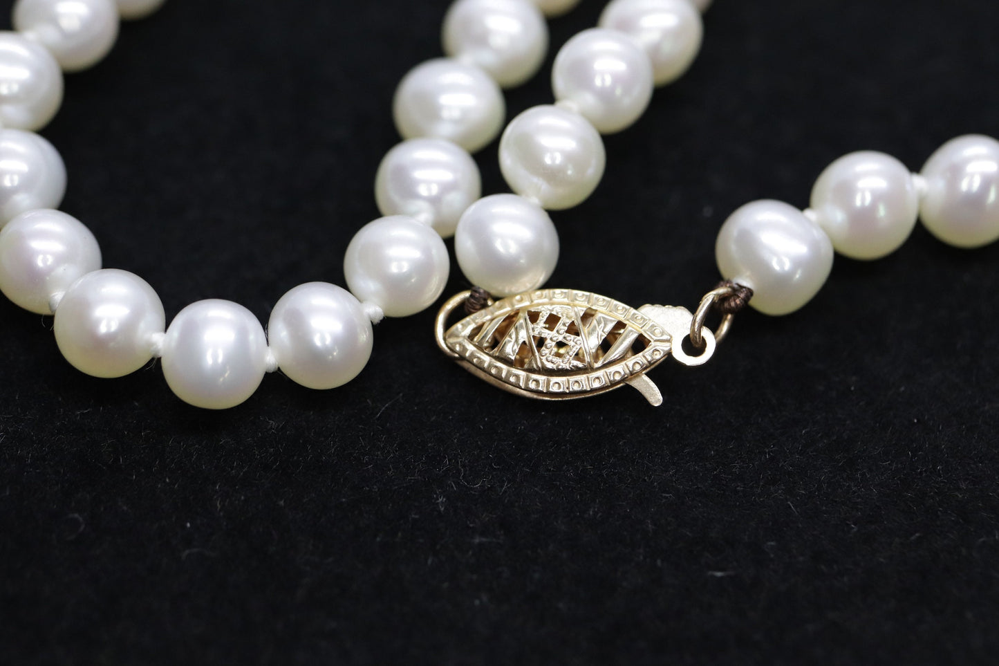 14k Pearl Necklace. 17in length 5.5mm freshwater pearls
