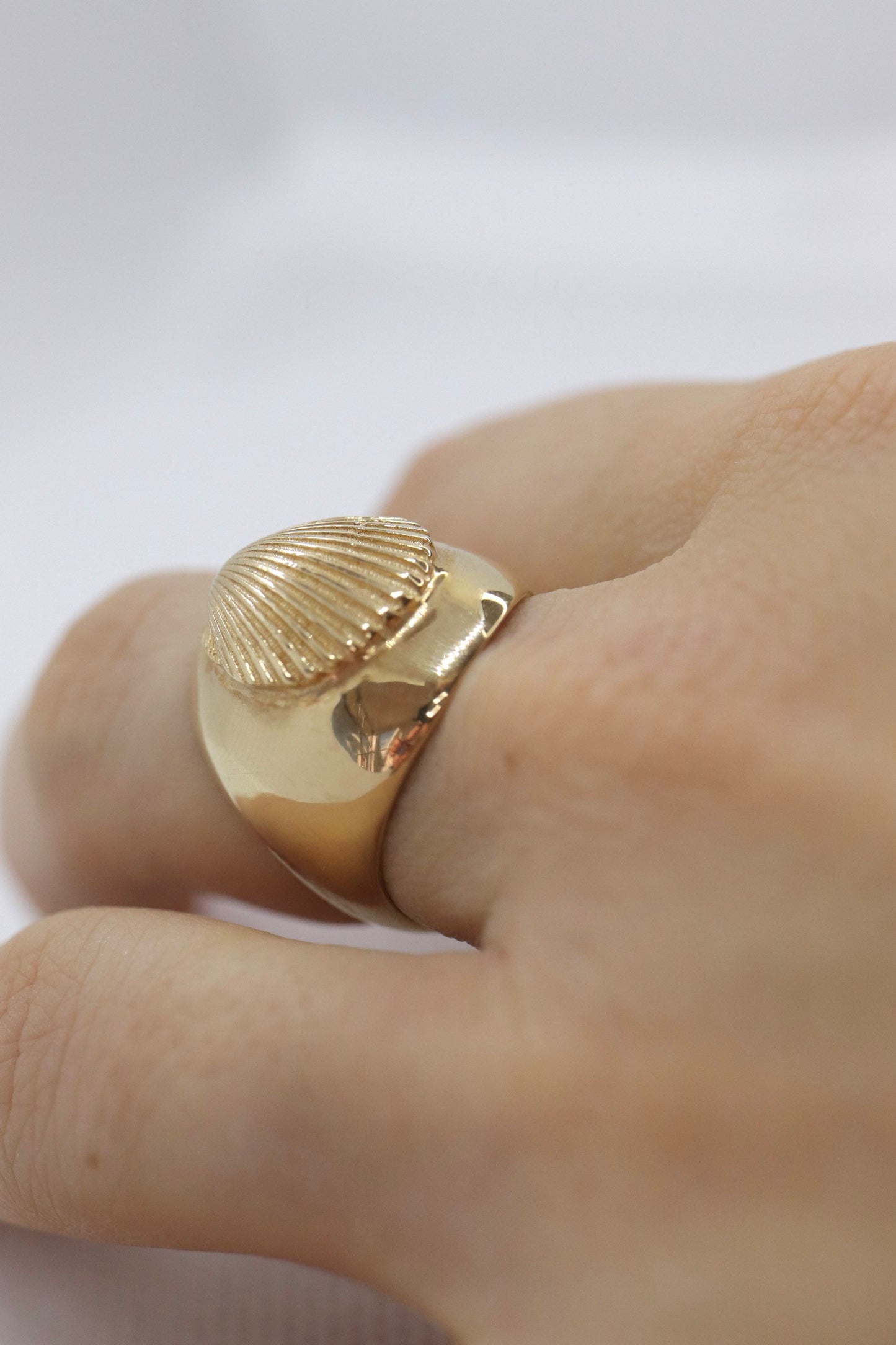 14k Heavy SHELL Embossed ring. 14k Yellow Gold Bulky SEASHELL Clam Signet ring 12Grams sz7.5